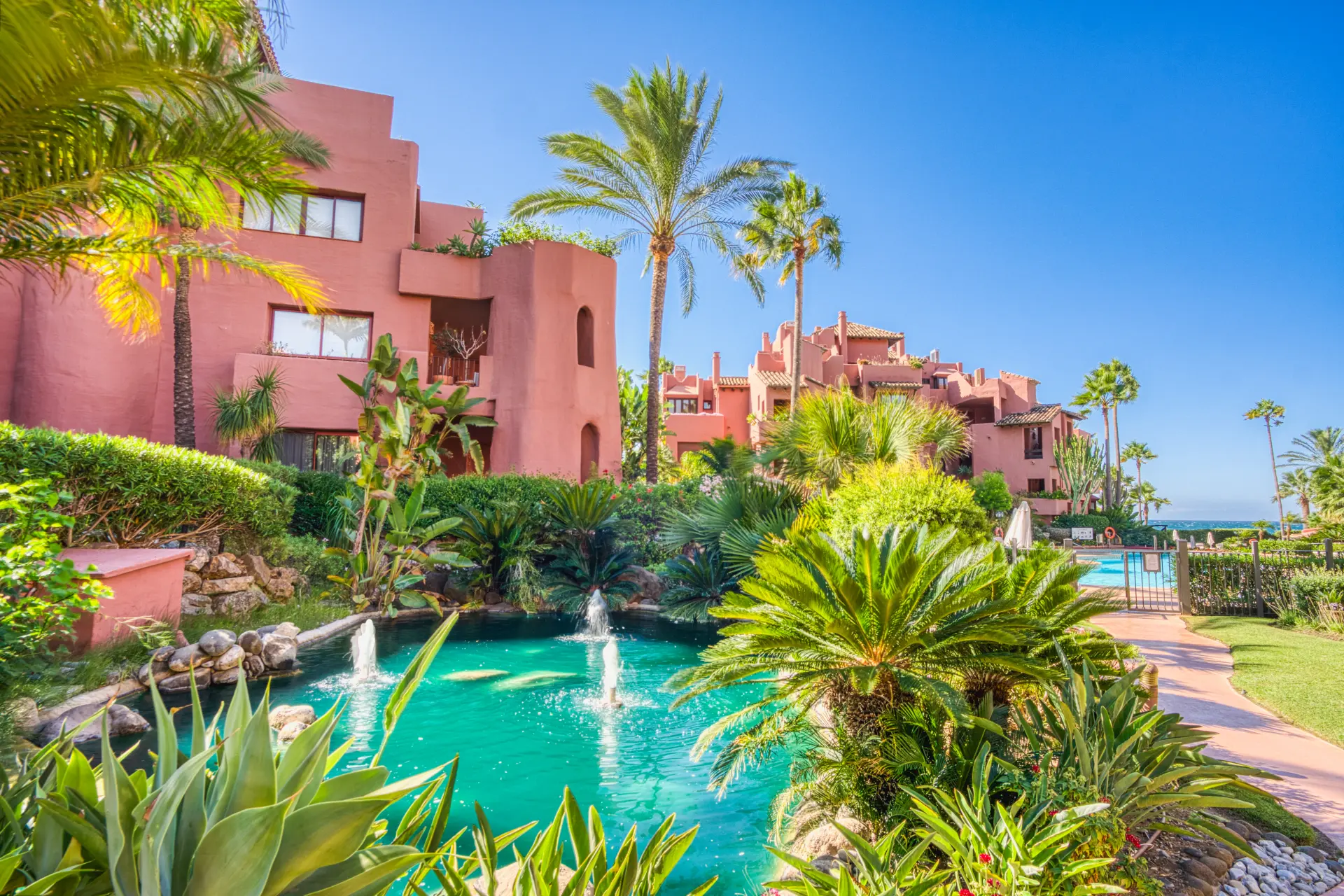 Fantastisk sørvest mot tre-roms duplex penthouse som ligger i det prestisjetunge gated strandfront samfunnet i Menara Beach, Estepona