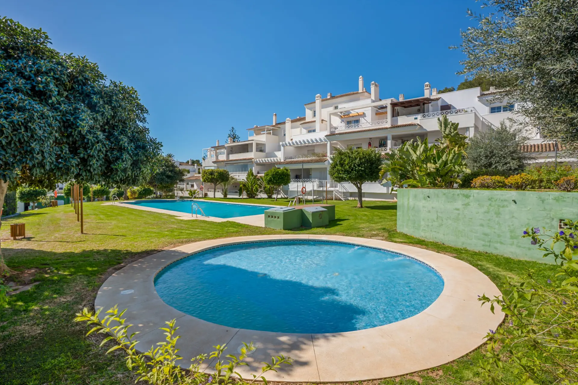 Bright sør vest-vendt to soverom leilighet som ligger i det gated community of Lomas de Rio Real, Marbella