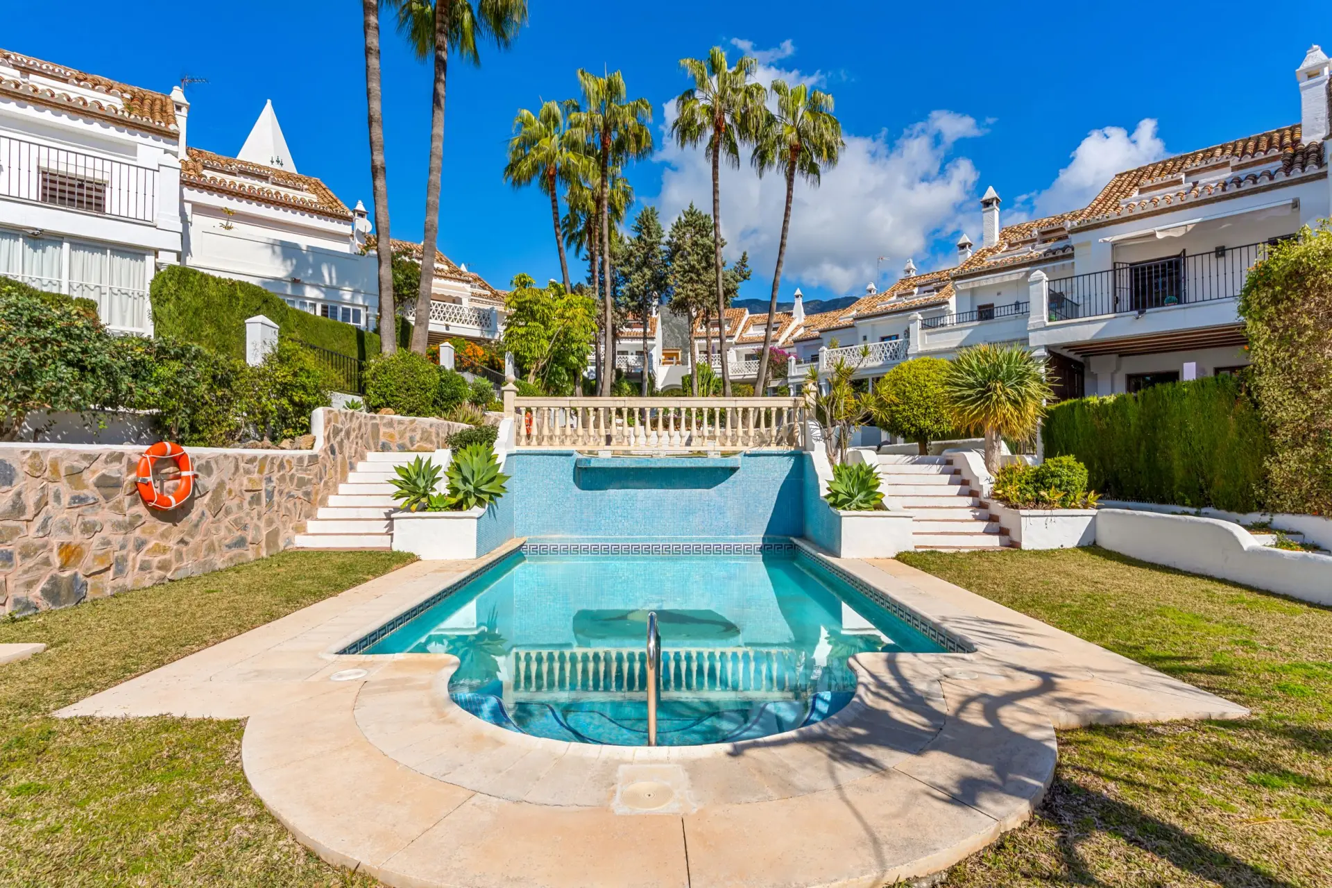 Södra ansiktet fyra sovrum radhus ligger i den gated gemenskapen Montepiedra, Nagueles inom Golden Mile, Marbella