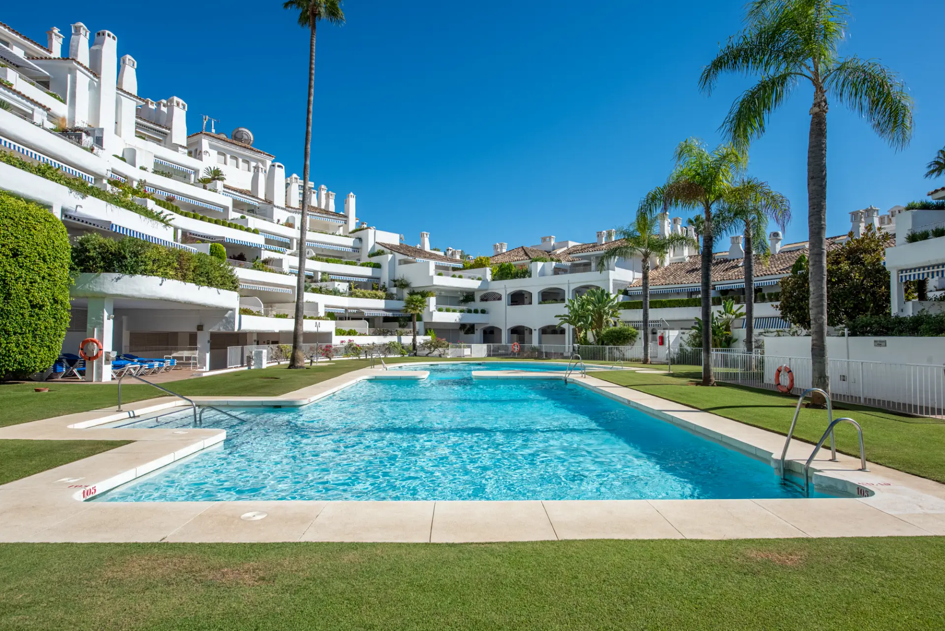 Vacker två sovrum bottenvåningen lägenhet, som ligger i den eftertraktade Birdie Club gemenskap i Río Real, Marbella