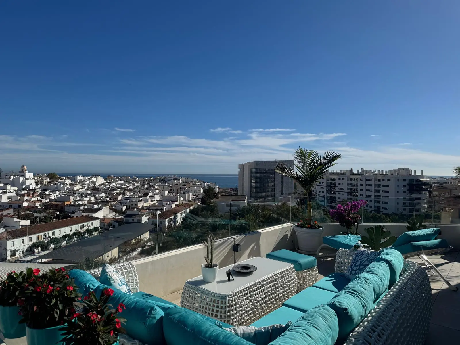 Spectaculaire eigentijdse penthouse met panoramisch zee- en bergzicht — Estepona Stad