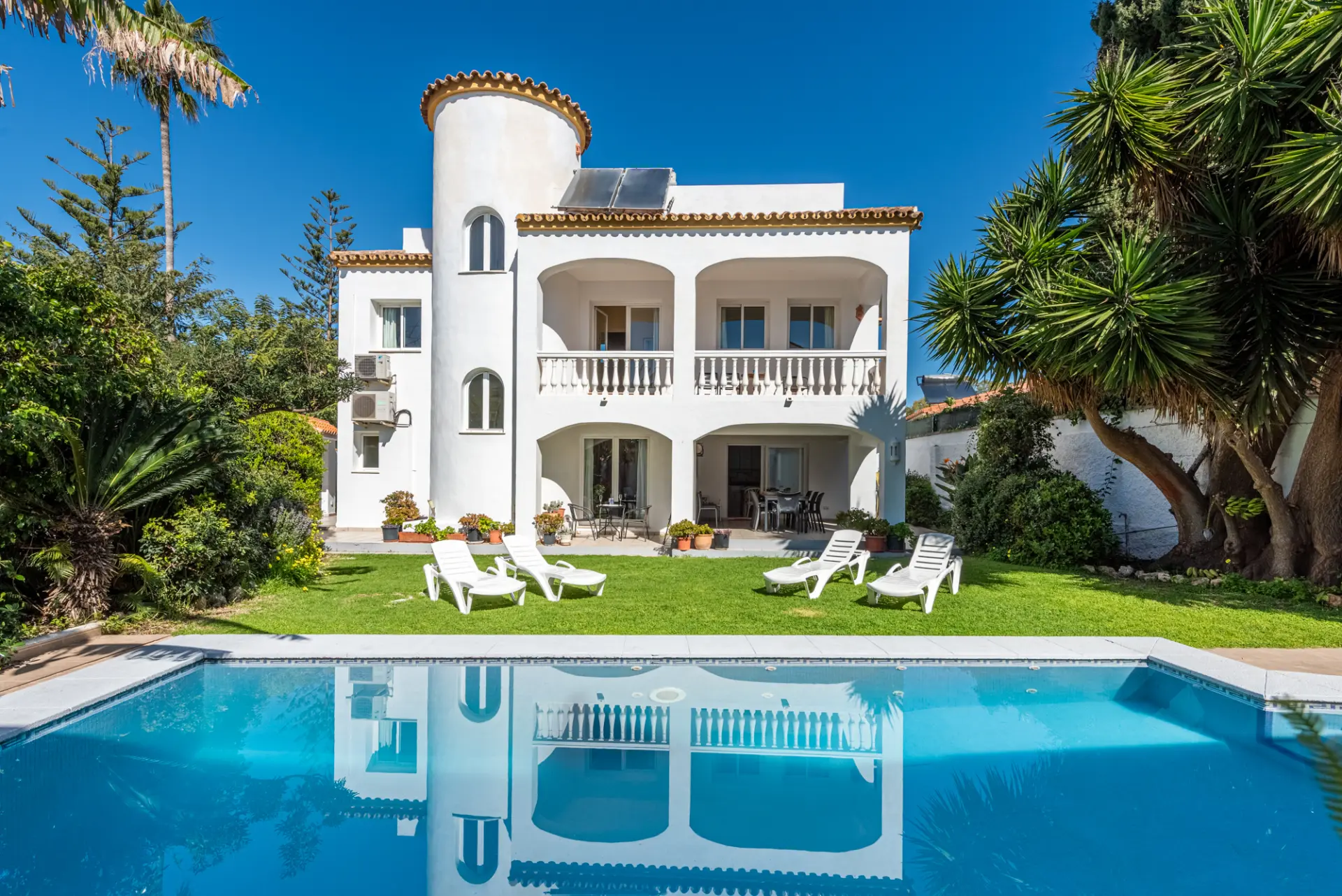 Encantadora villa española con vistas al mar a solo 100 metros de la playa – Ubicación privilegiada en Linda Vista Baja, cerca de San Pedro