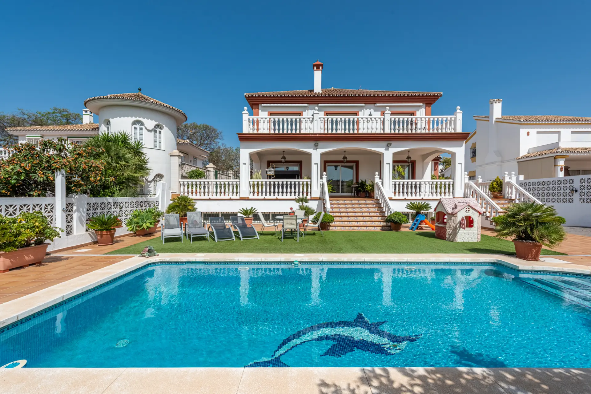 Elegant villa i centrala San Pedro! Med 3 separata lägenheter och garage för 10 bilar.