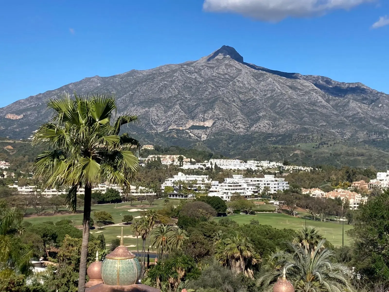 Fantastisk hjørneleilighet i La Corniche med panoramautsikt over hav og golf i Nueva Andalucía