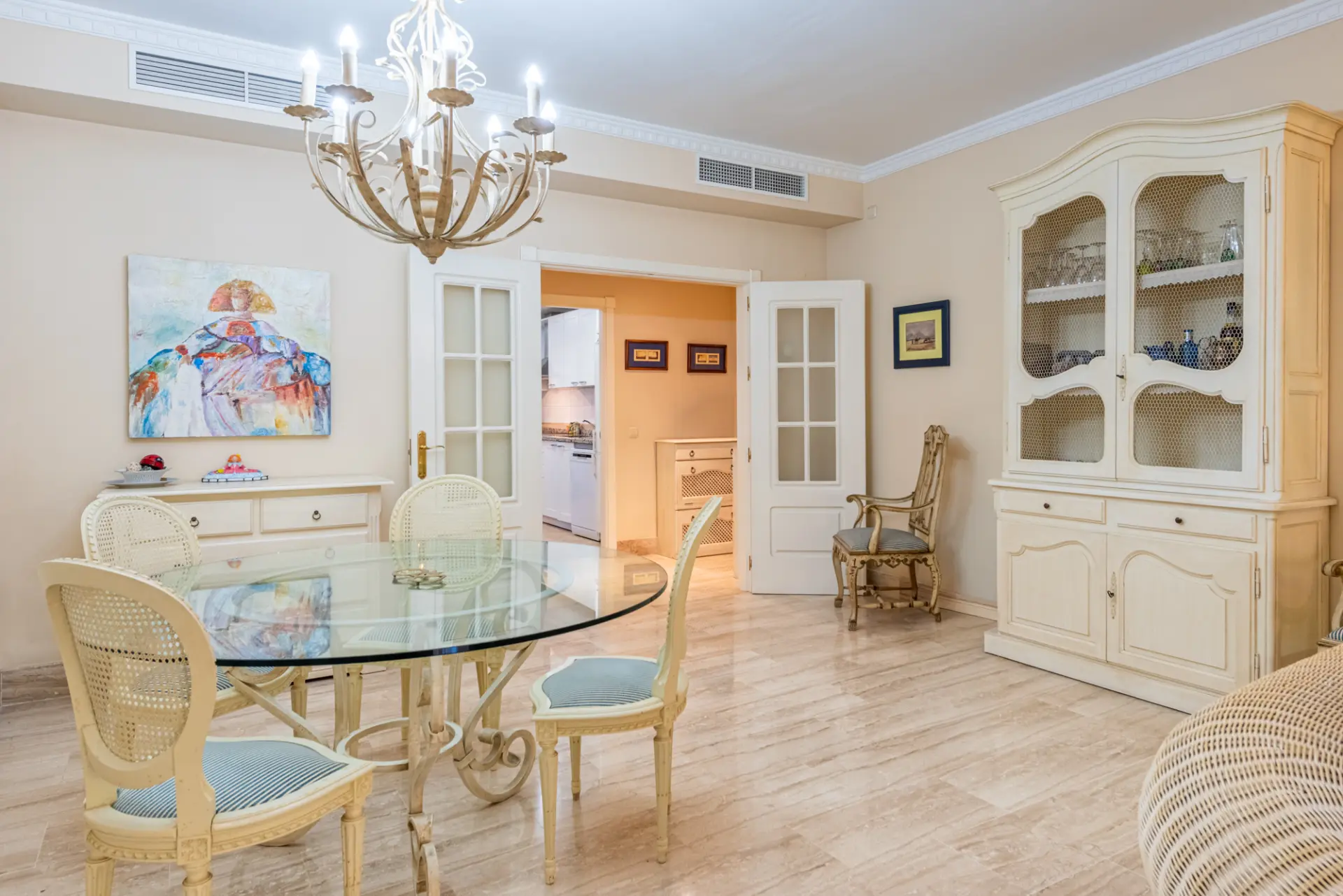 Ruim appartement op de begane grond in Alhambra del Golf – Uitstekende locatie aan het strand in Casasola