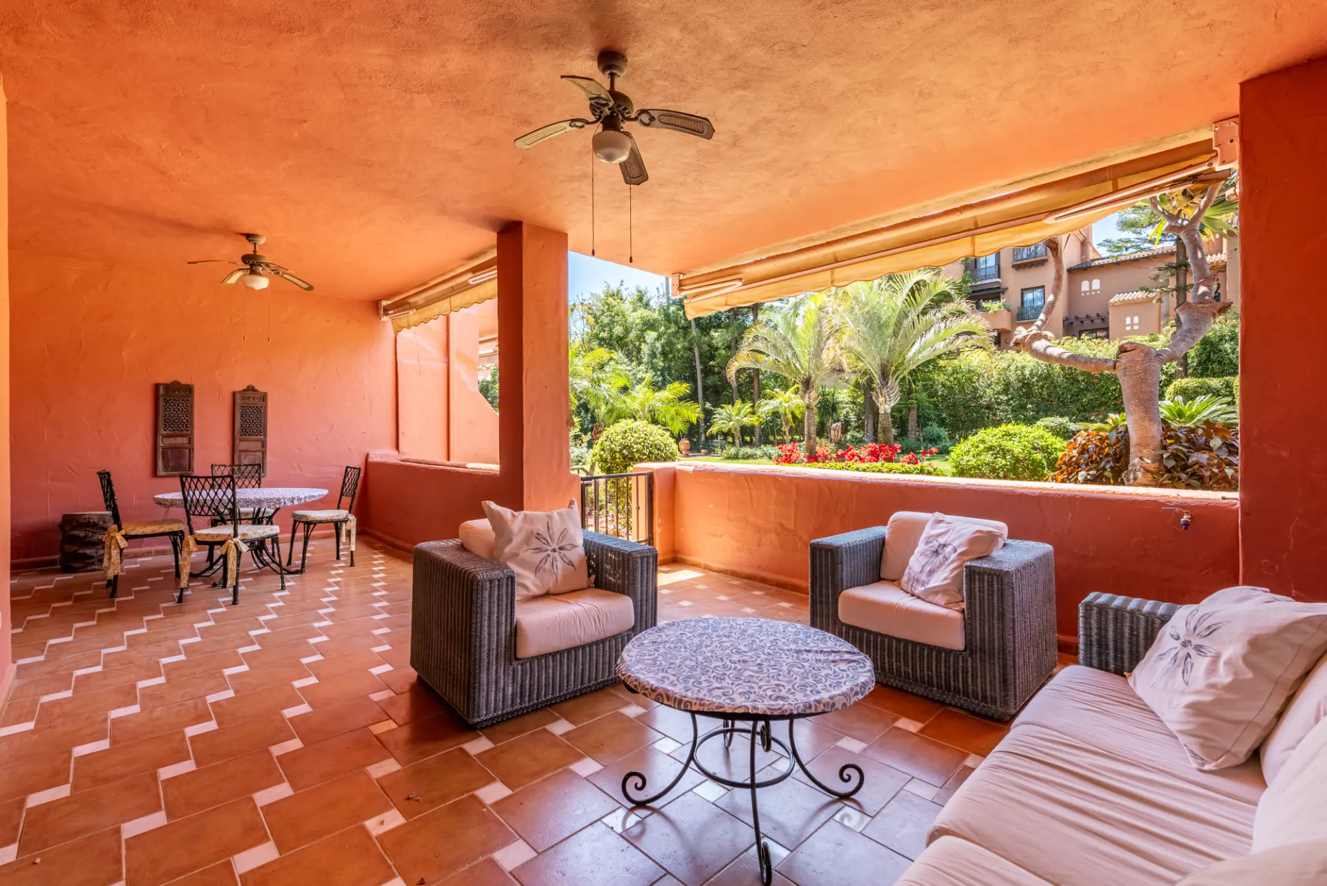 Ruim appartement op de begane grond in Alhambra del Golf – Uitstekende locatie aan het strand in Casasola