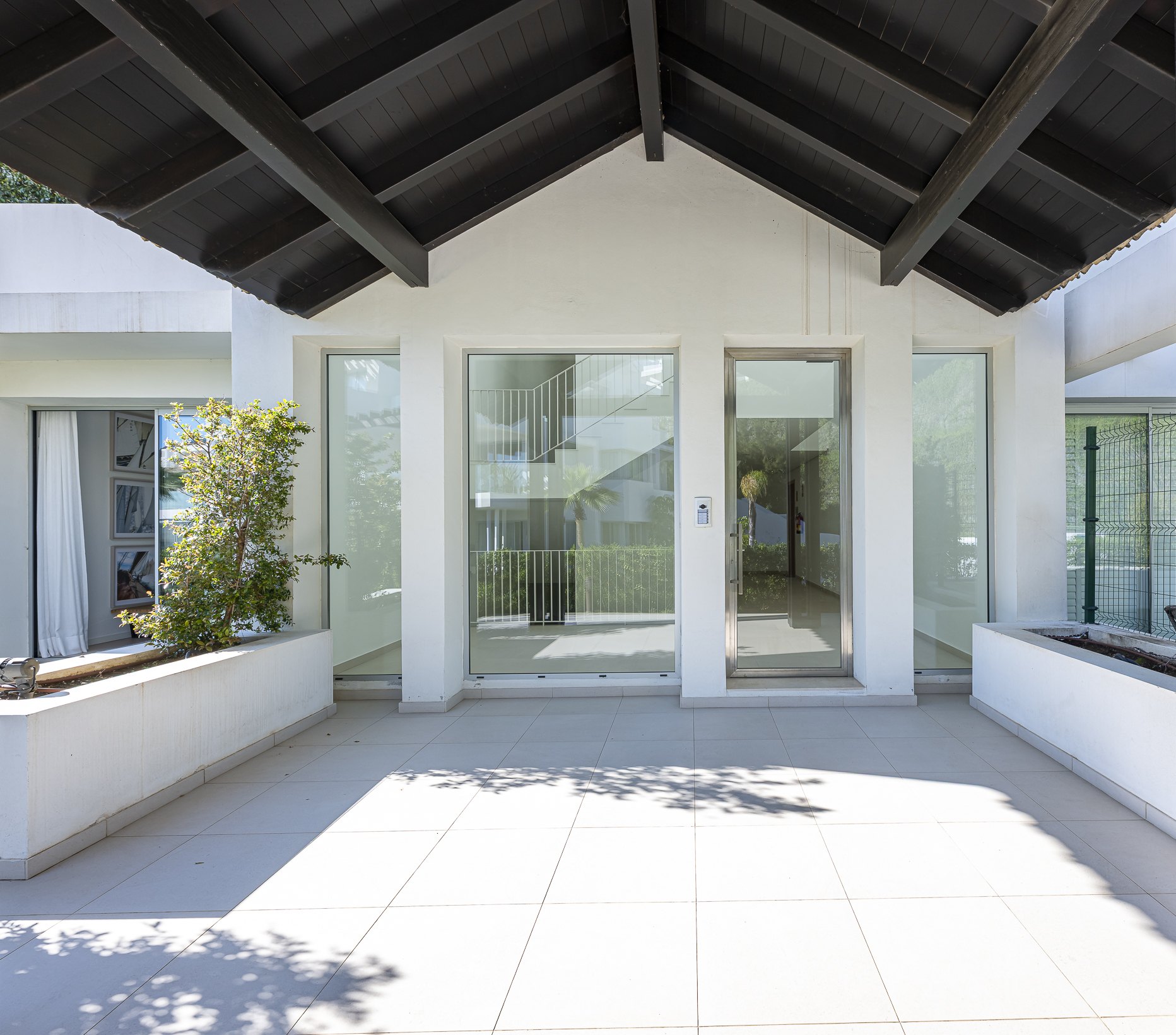 Apartamento único con vistas abiertas y panorámicas en Marbella Club Hills, Benahavís