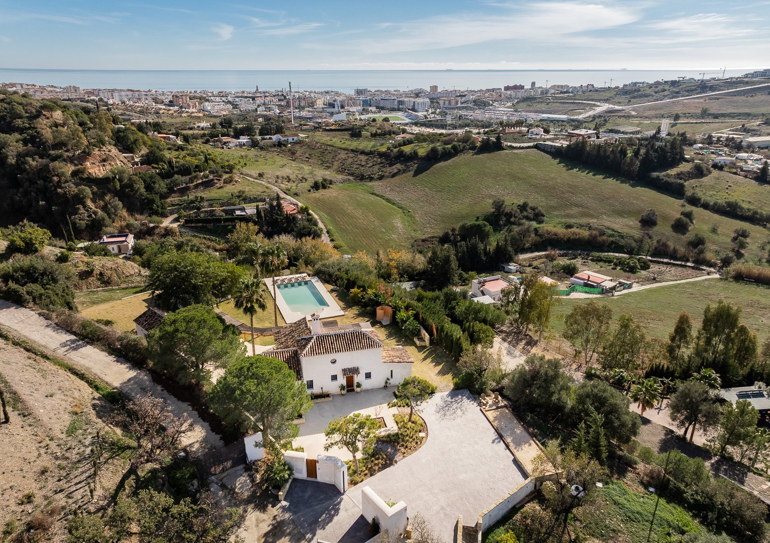 Villa andaluza-nórdica con vistas panorámicas a la Bahía de Estepona