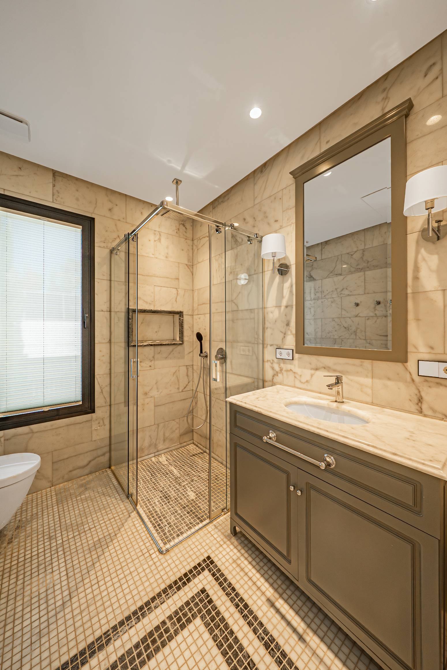 Villa de estilo moderno con hermosas vistas al mar rodeada de afamados campos de golf en Los Flamingos