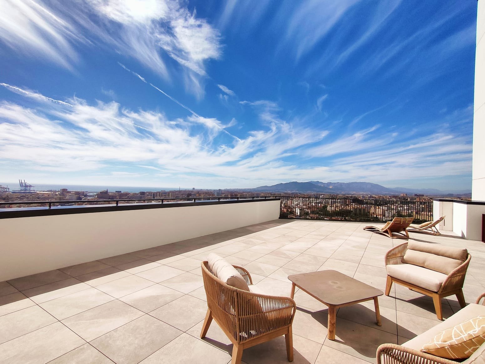 Penthouse in an iconic tower near Málaga city centre