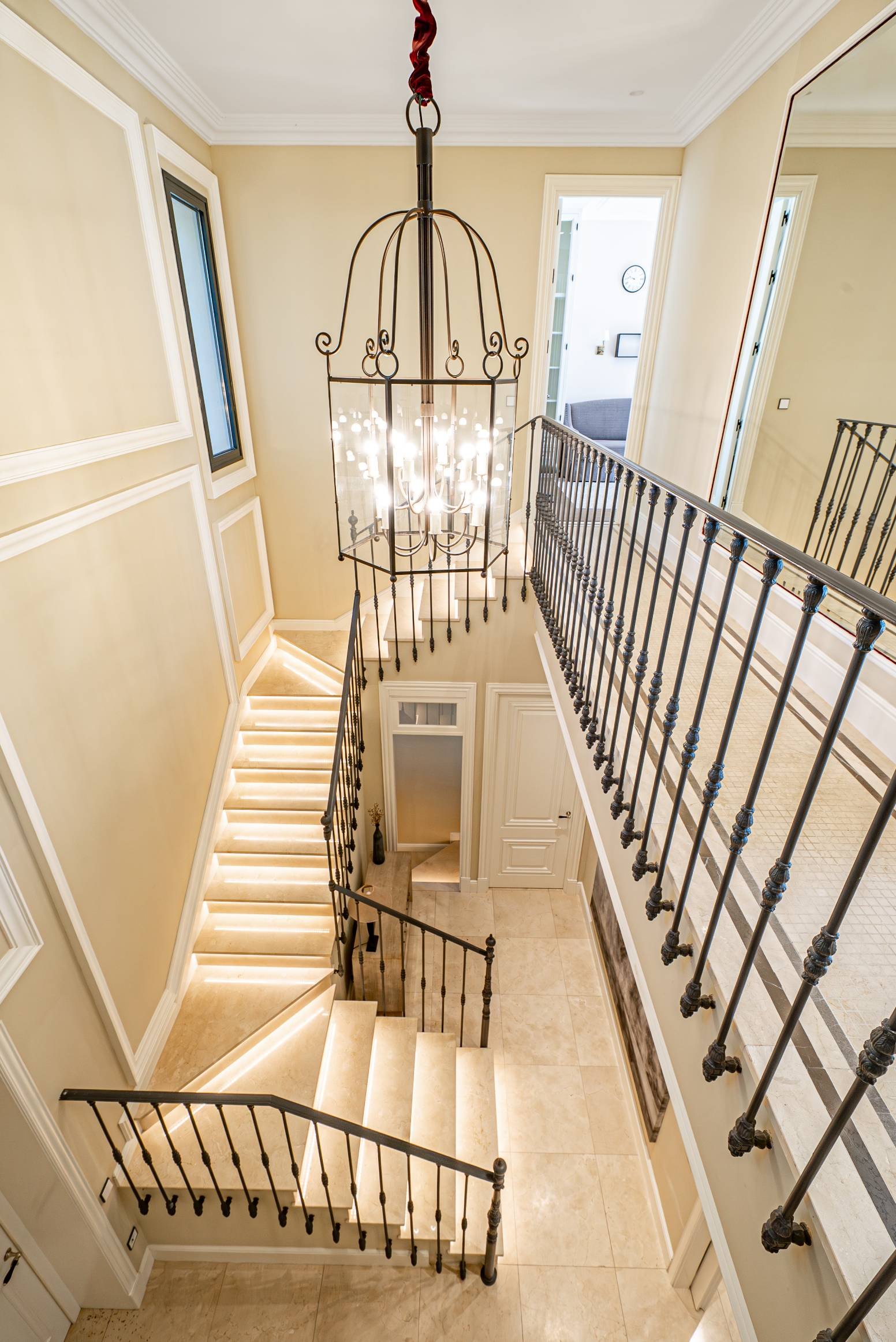 Villa de estilo moderno con hermosas vistas al mar rodeada de afamados campos de golf en Los Flamingos