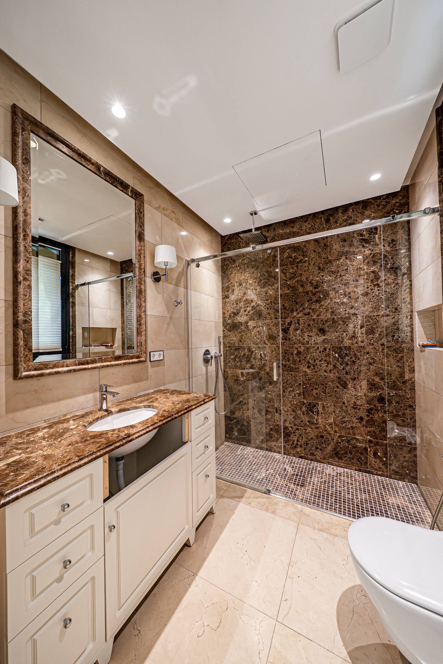 Villa de estilo moderno con hermosas vistas al mar rodeada de afamados campos de golf en Los Flamingos