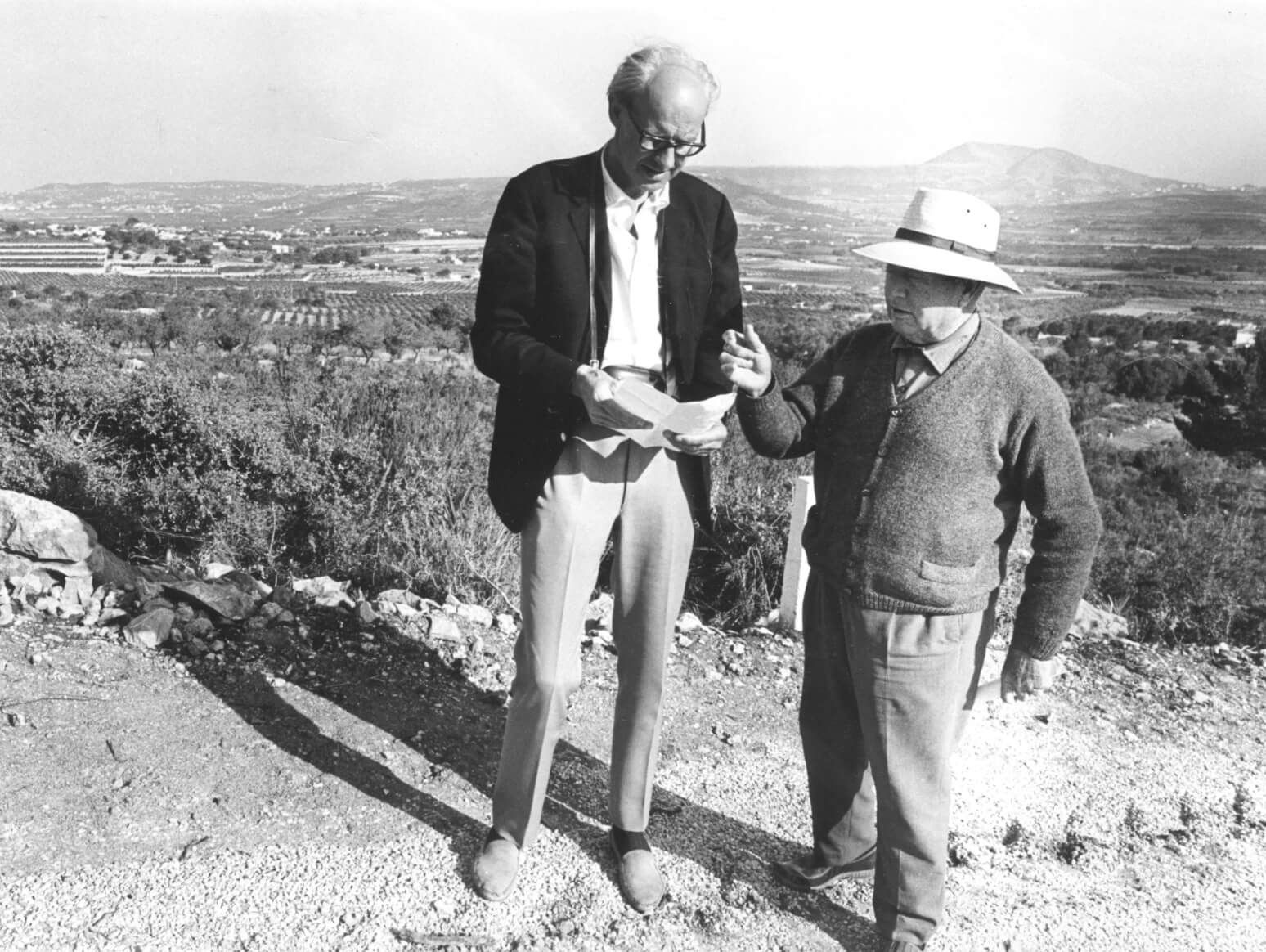 D. José Ribes Bas Sr. con el señor Ove Hermanssen inspeccionando las parcelas en la urbanización Rimontgó en 1964