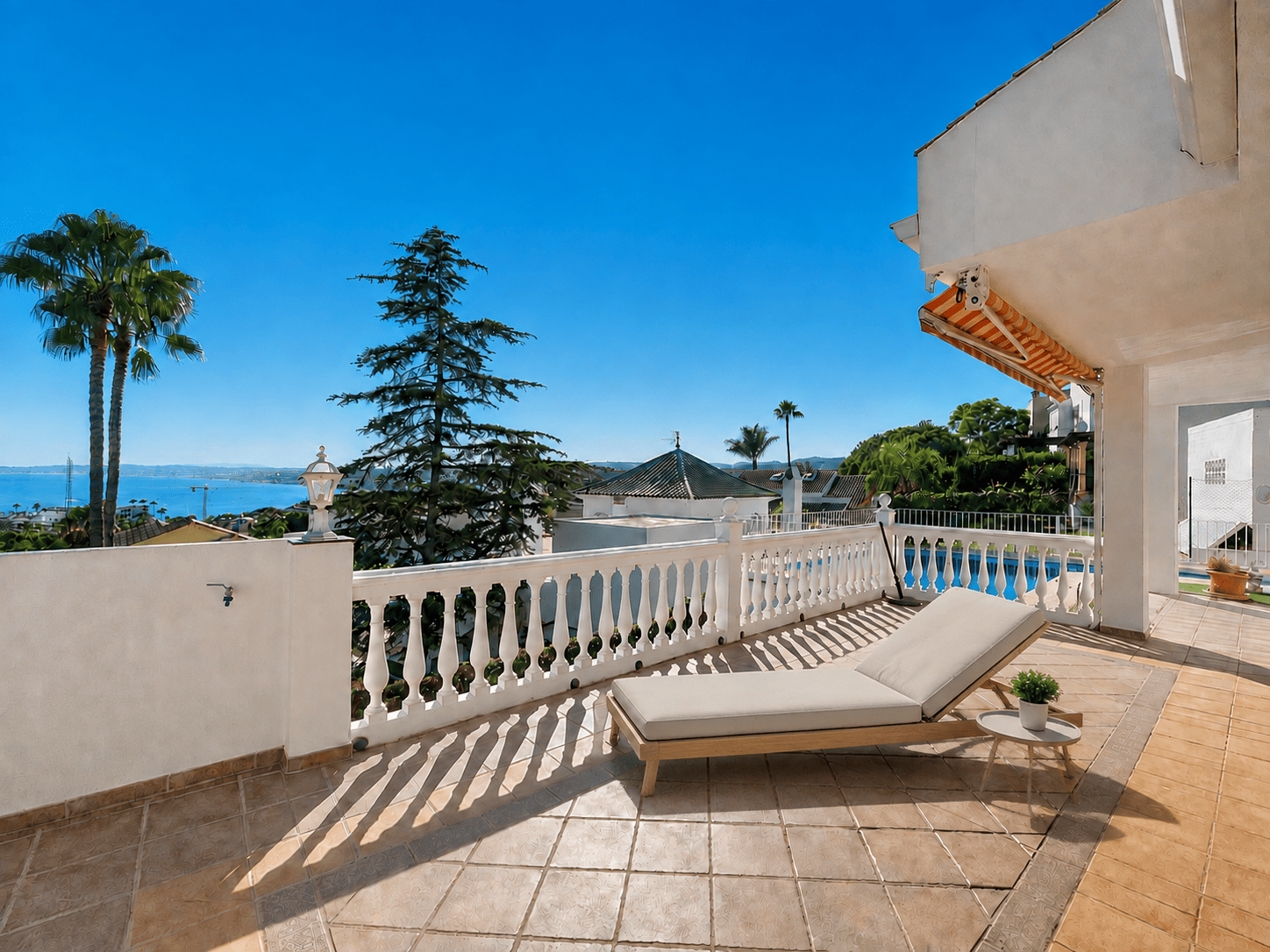 House with sea views and private pool in Seghers, Estepona