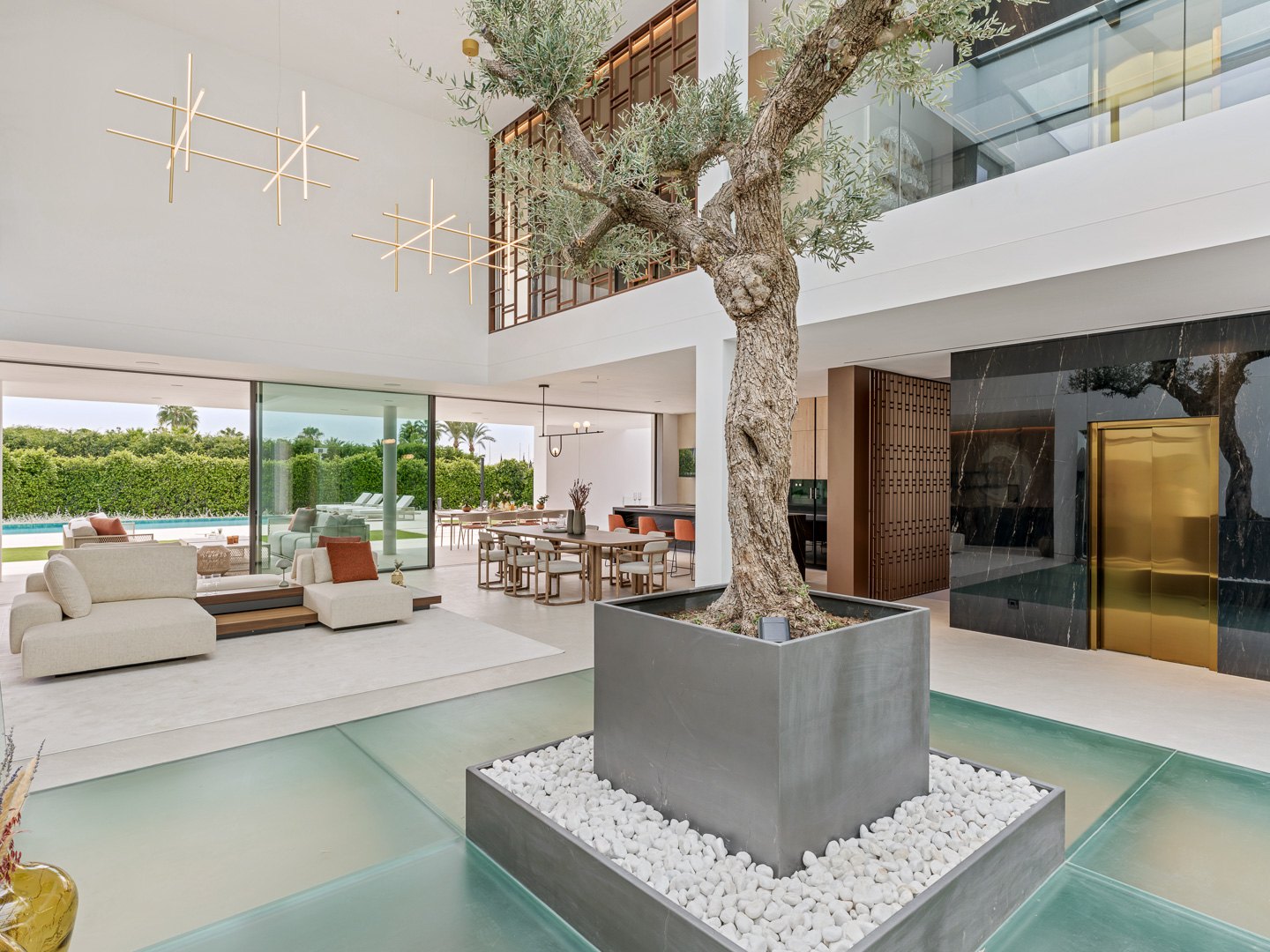 Exceptional residence just a few metres from the beach on the Golden Mile