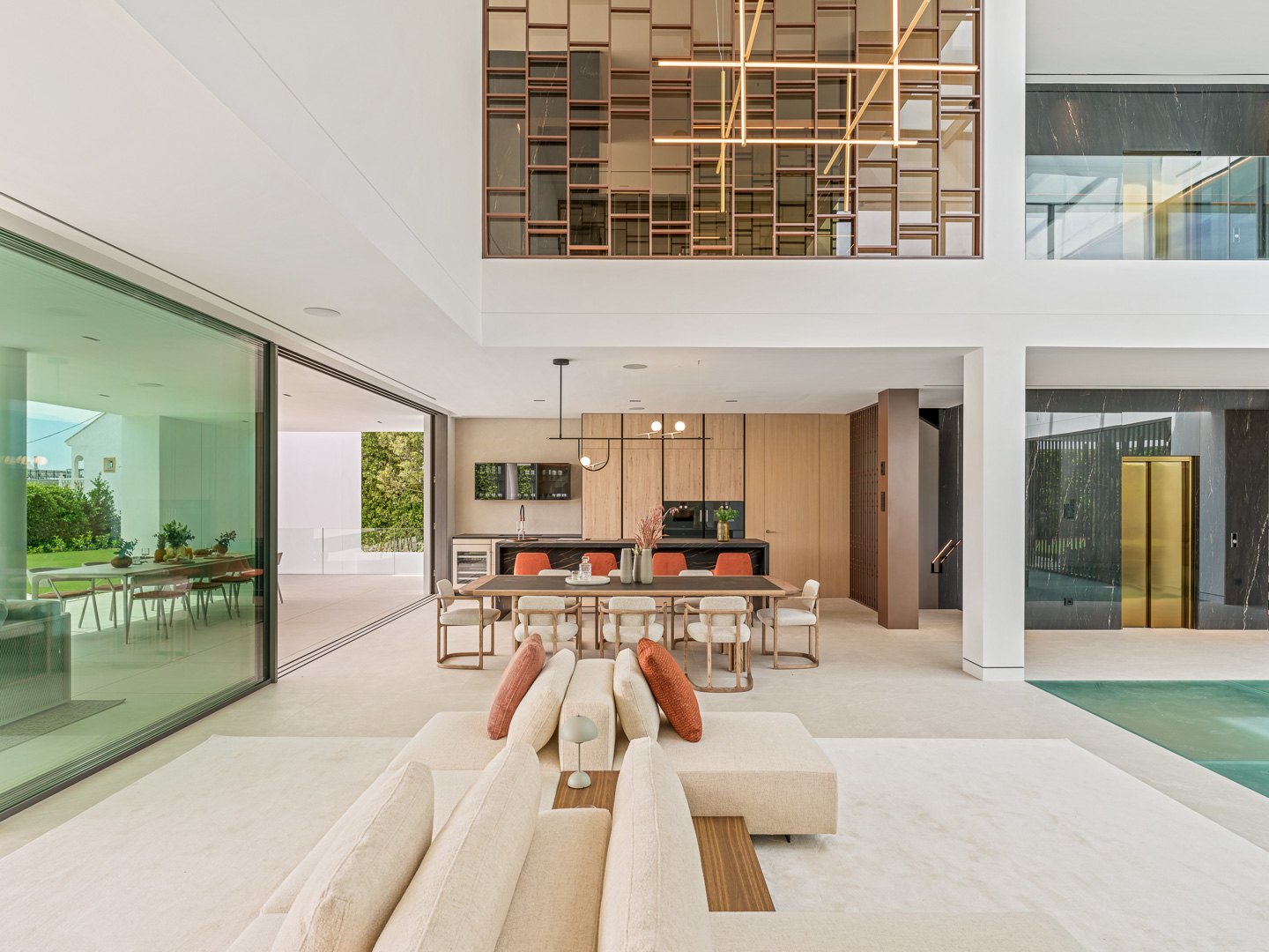 Exceptional residence just a few metres from the beach on the Golden Mile