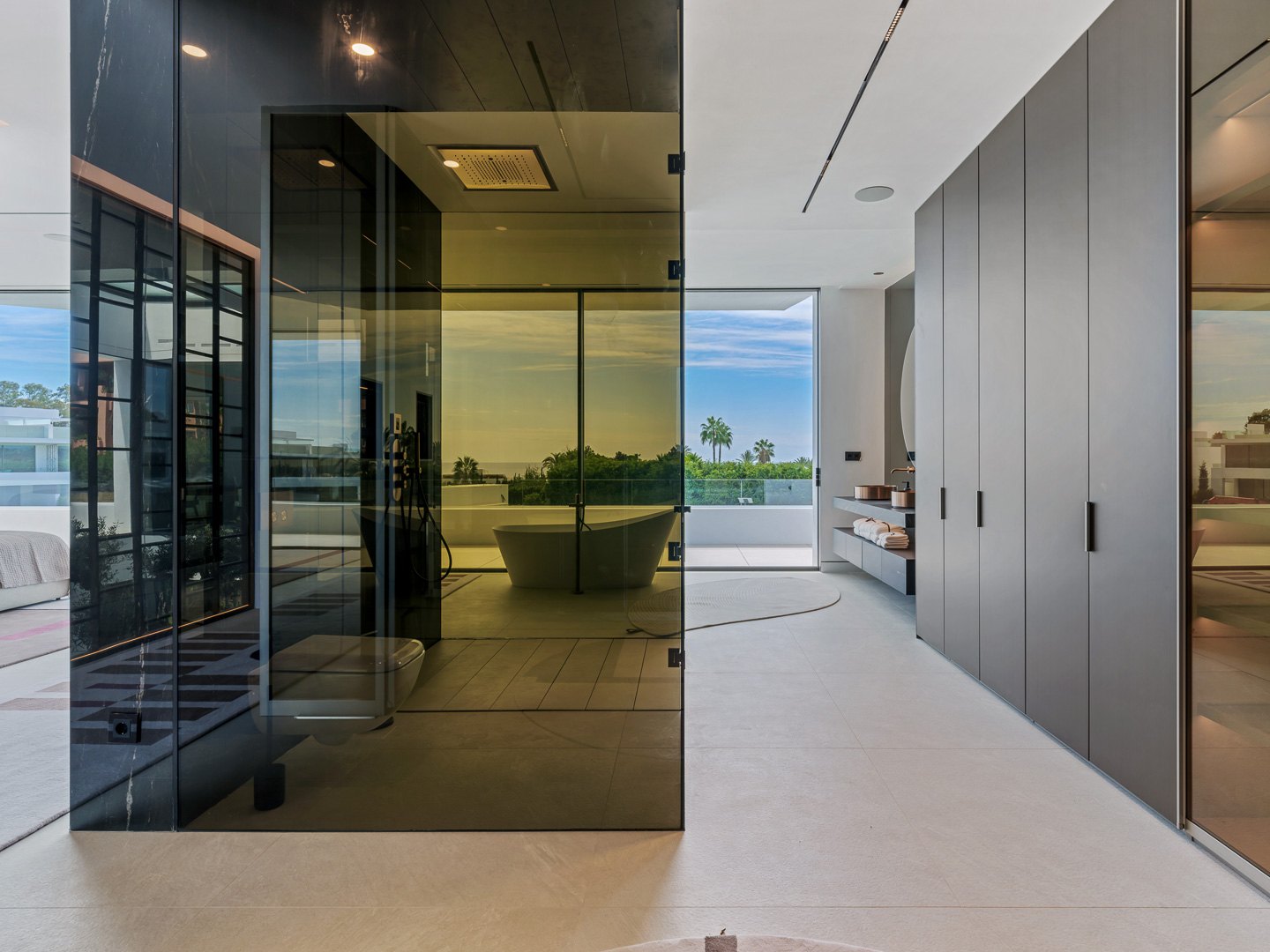 Exceptional residence just a few metres from the beach on the Golden Mile