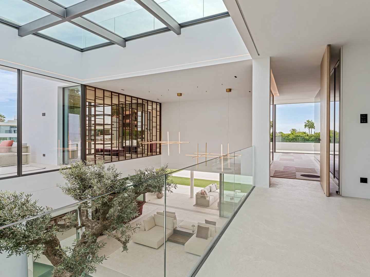 Exceptional residence just a few metres from the beach on the Golden Mile