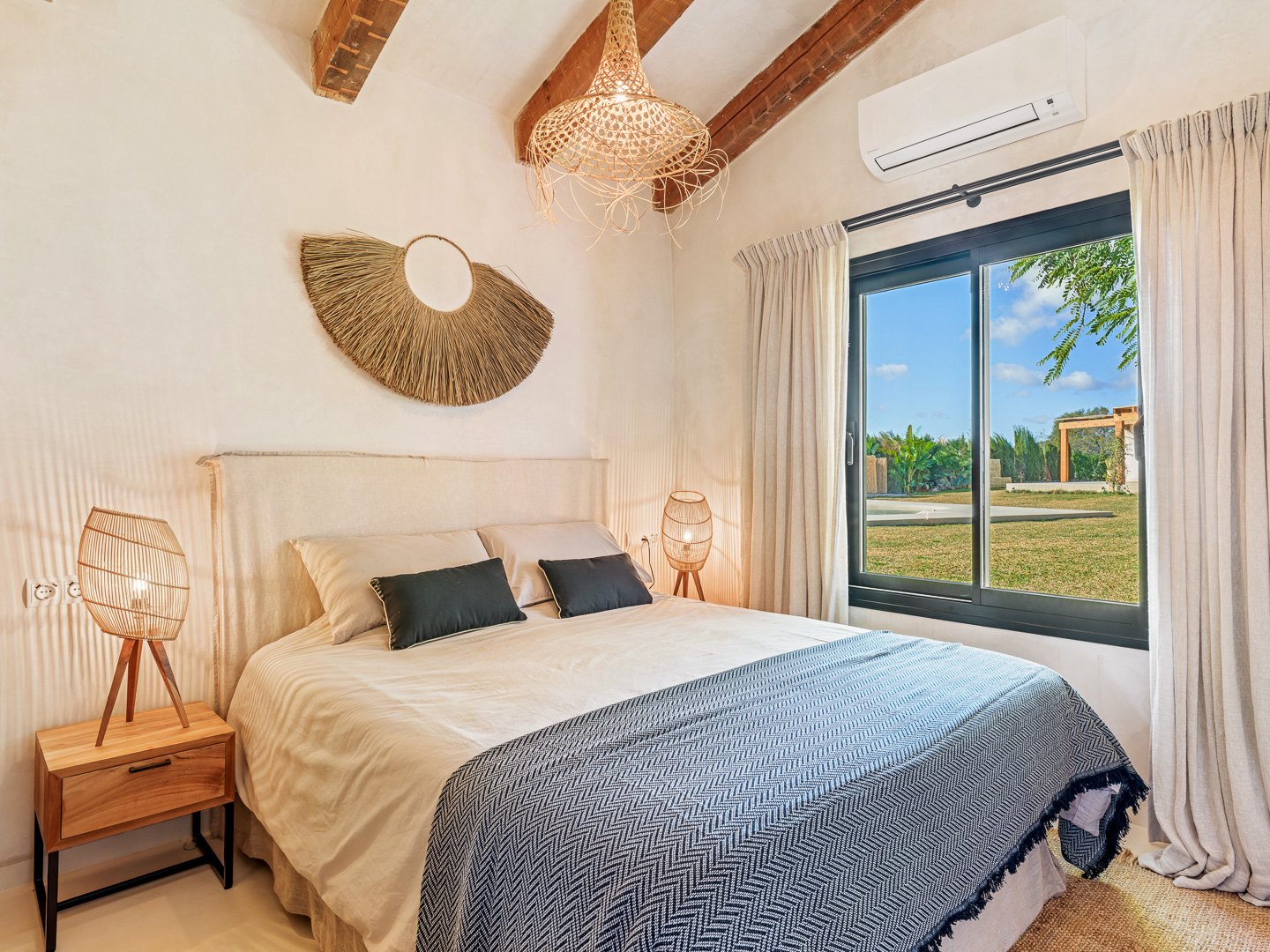 Villa andaluza-nórdica con vistas panorámicas a la Bahía de Estepona