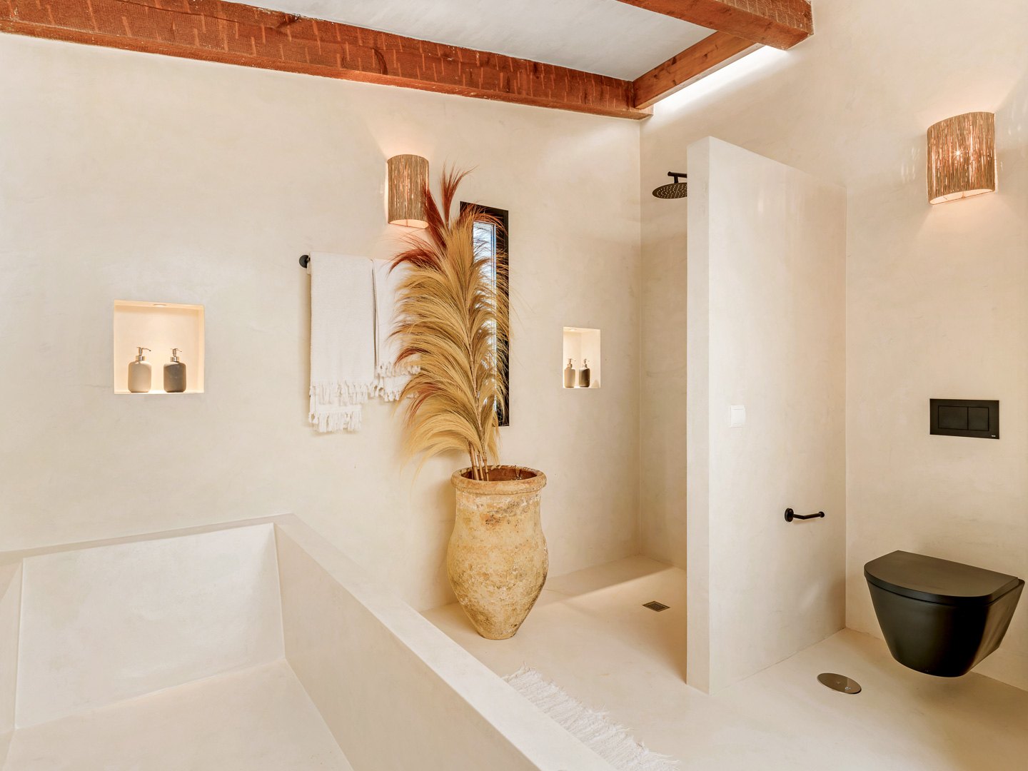 Villa andaluza-nórdica con vistas panorámicas a la Bahía de Estepona