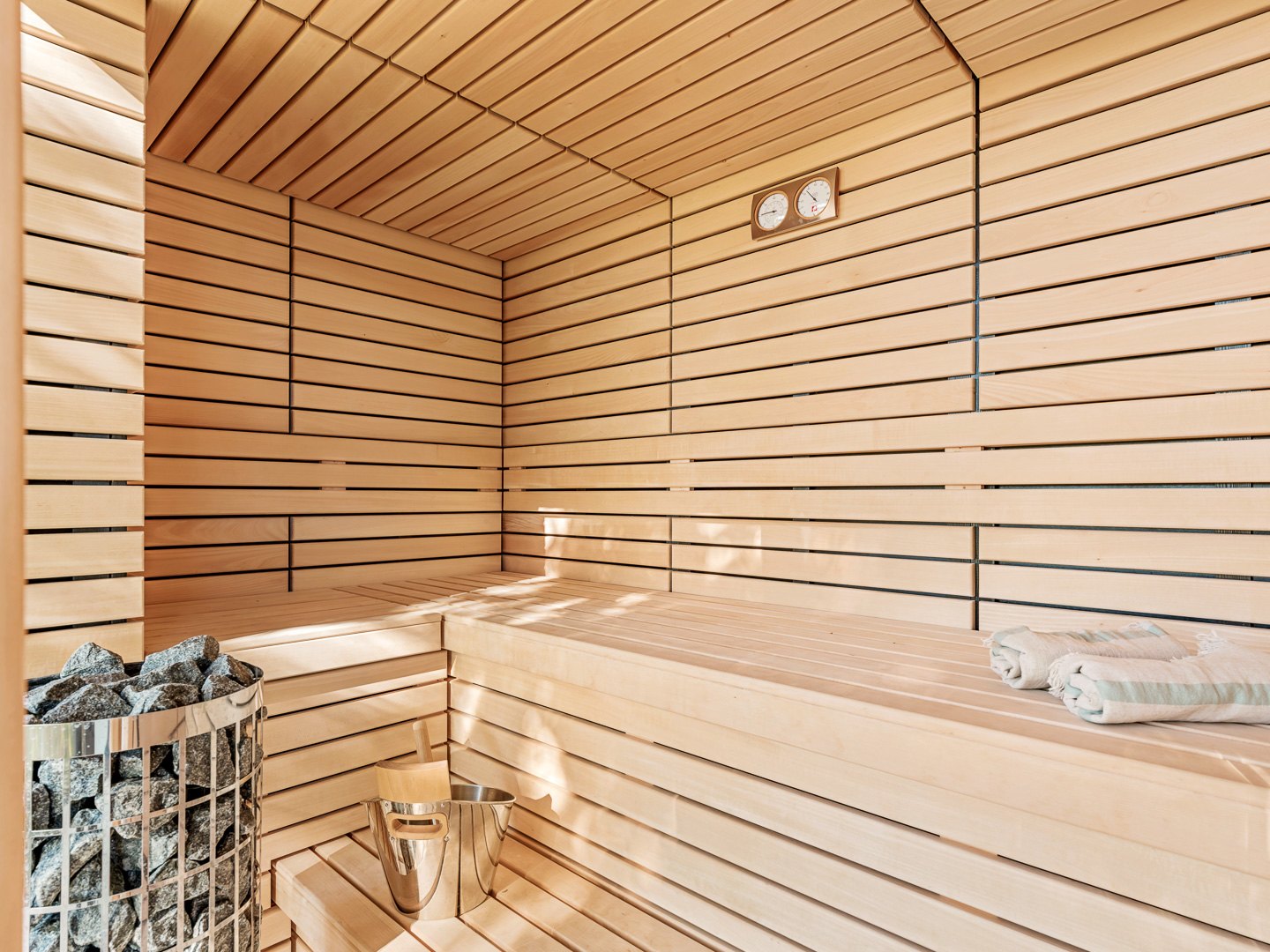 Villa andaluza-nórdica con vistas panorámicas a la Bahía de Estepona