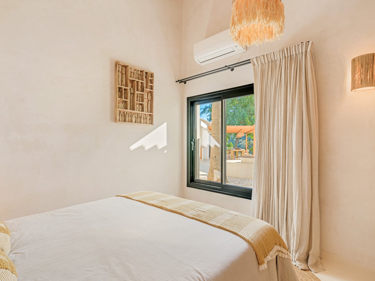 Villa andaluza-nórdica con vistas panorámicas a la Bahía de Estepona