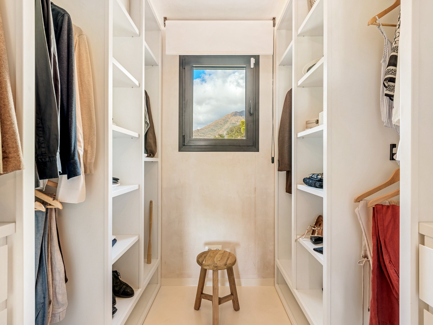 Villa andaluza-nórdica con vistas panorámicas a la Bahía de Estepona