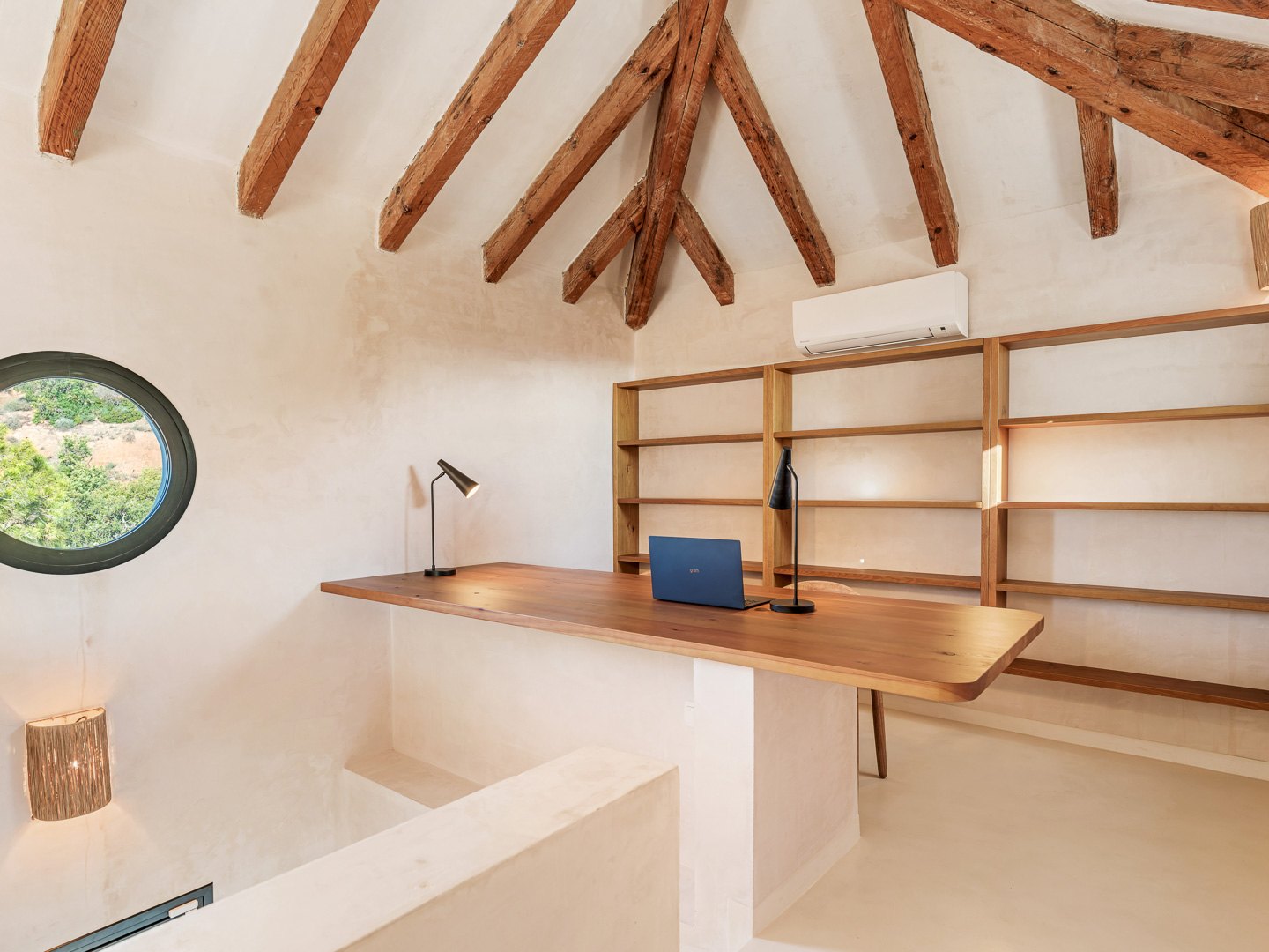 Villa andaluza-nórdica con vistas panorámicas a la Bahía de Estepona