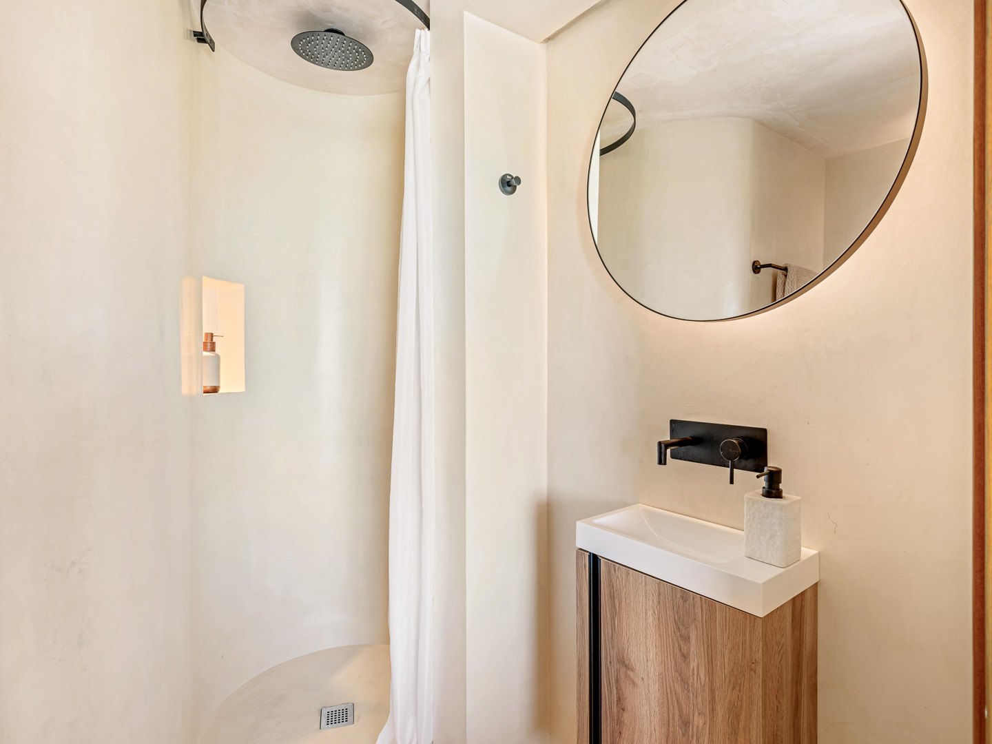 Villa andaluza-nórdica con vistas panorámicas a la Bahía de Estepona