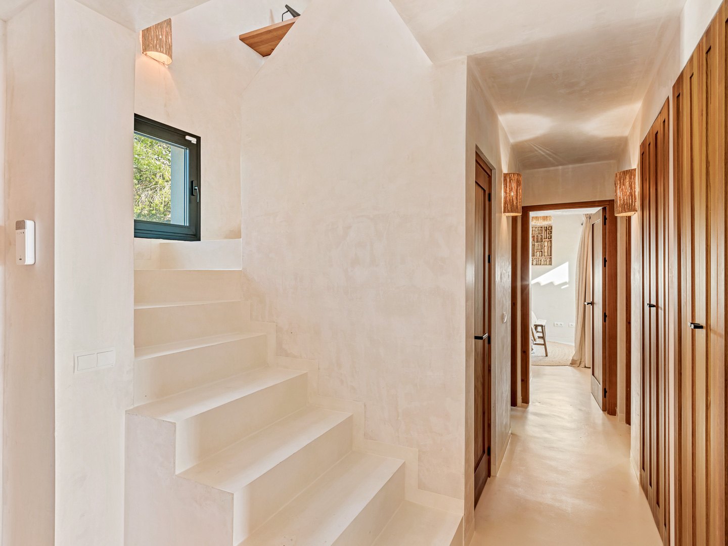 Villa andaluza-nórdica con vistas panorámicas a la Bahía de Estepona