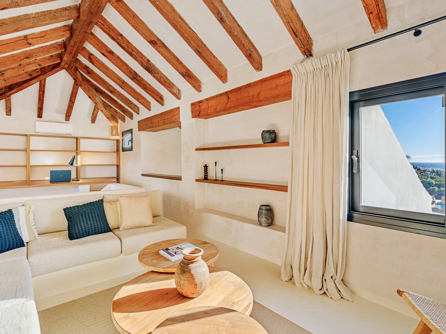 Villa andaluza-nórdica con vistas panorámicas a la Bahía de Estepona