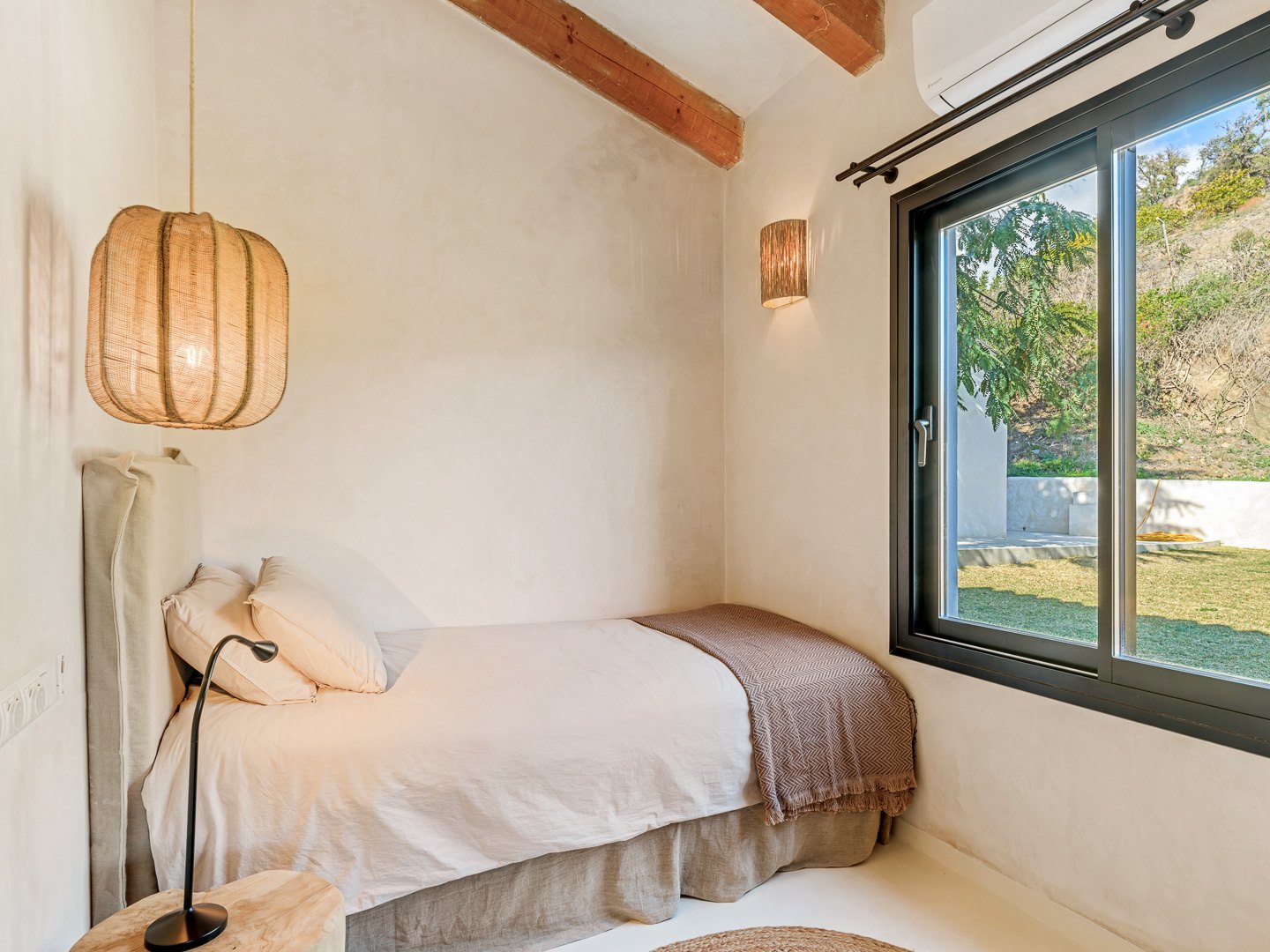 Villa andaluza-nórdica con vistas panorámicas a la Bahía de Estepona