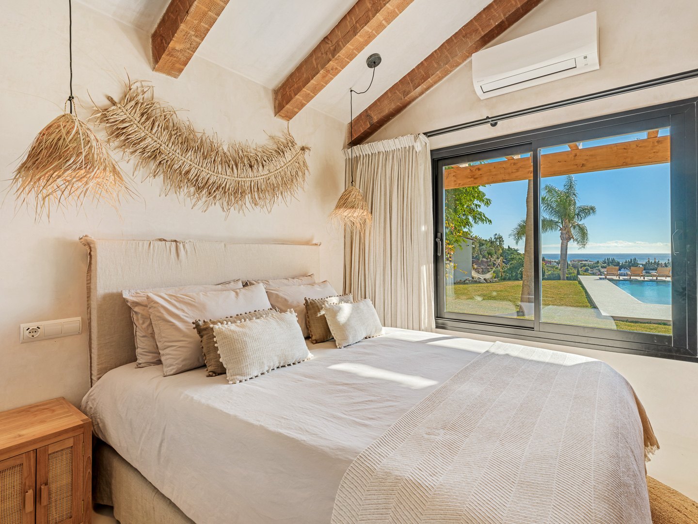 Villa andaluza-nórdica con vistas panorámicas a la Bahía de Estepona