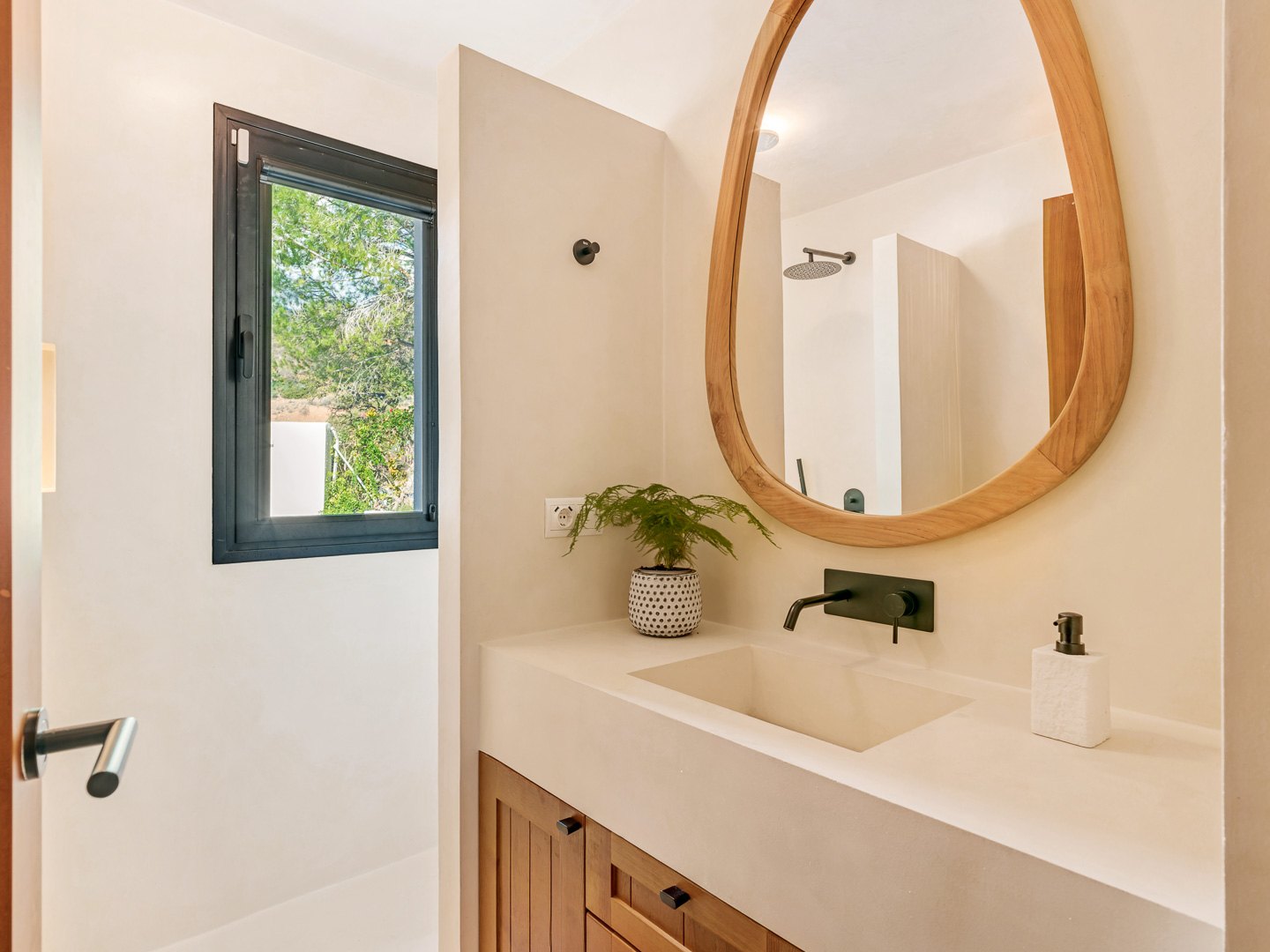 Villa andaluza-nórdica con vistas panorámicas a la Bahía de Estepona