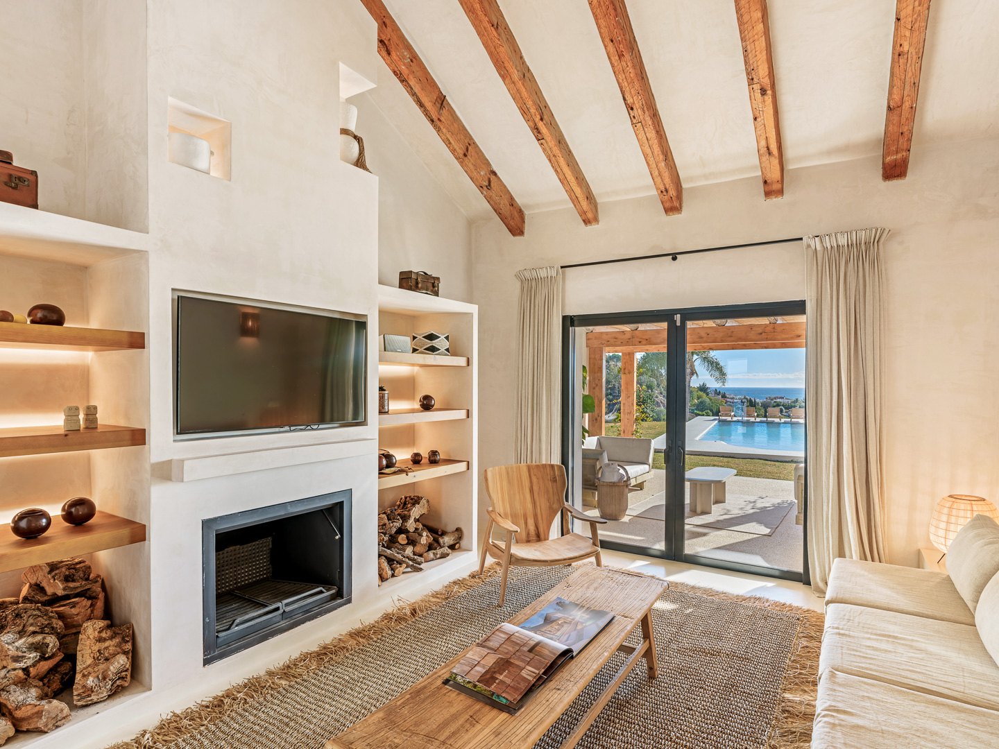 Villa andaluza-nórdica con vistas panorámicas a la Bahía de Estepona