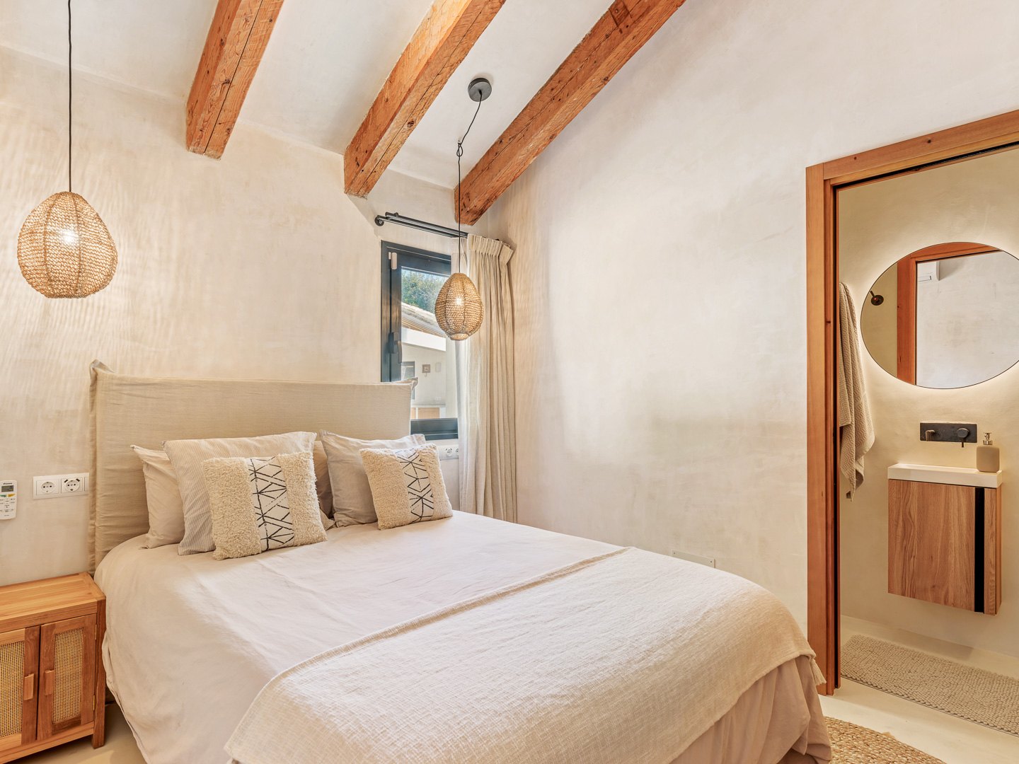 Villa andaluza-nórdica con vistas panorámicas a la Bahía de Estepona