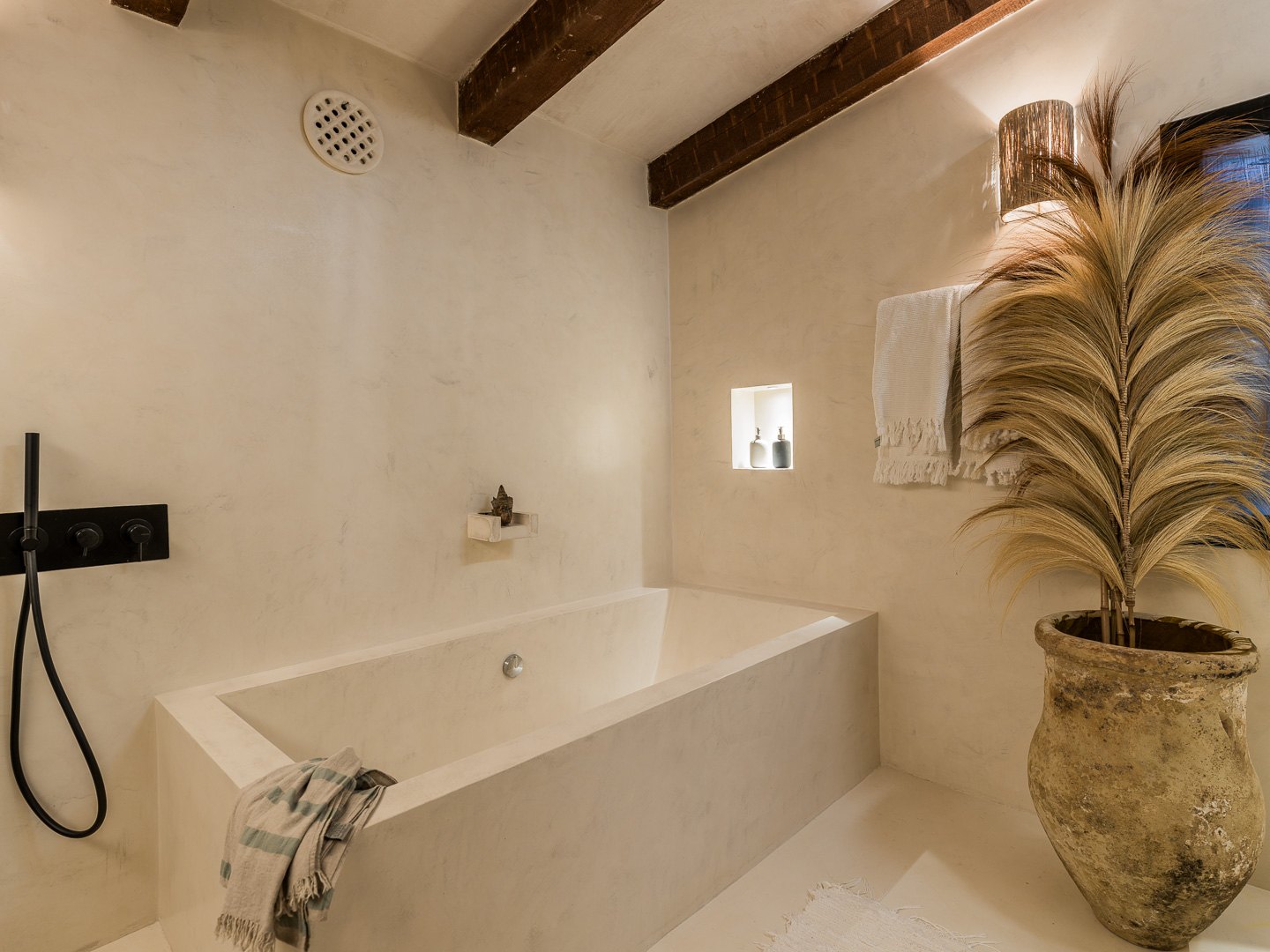 Villa andaluza-nórdica con vistas panorámicas a la Bahía de Estepona