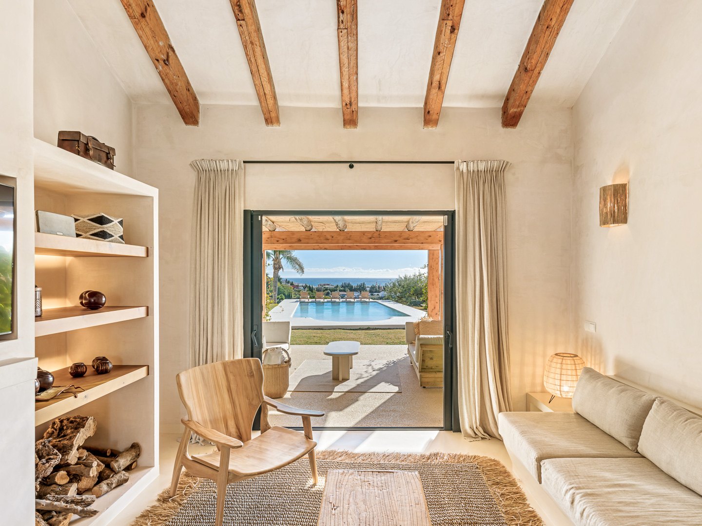 Villa andaluza-nórdica con vistas panorámicas a la Bahía de Estepona