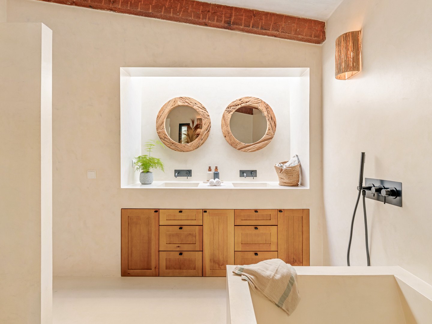 Villa andaluza-nórdica con vistas panorámicas a la Bahía de Estepona