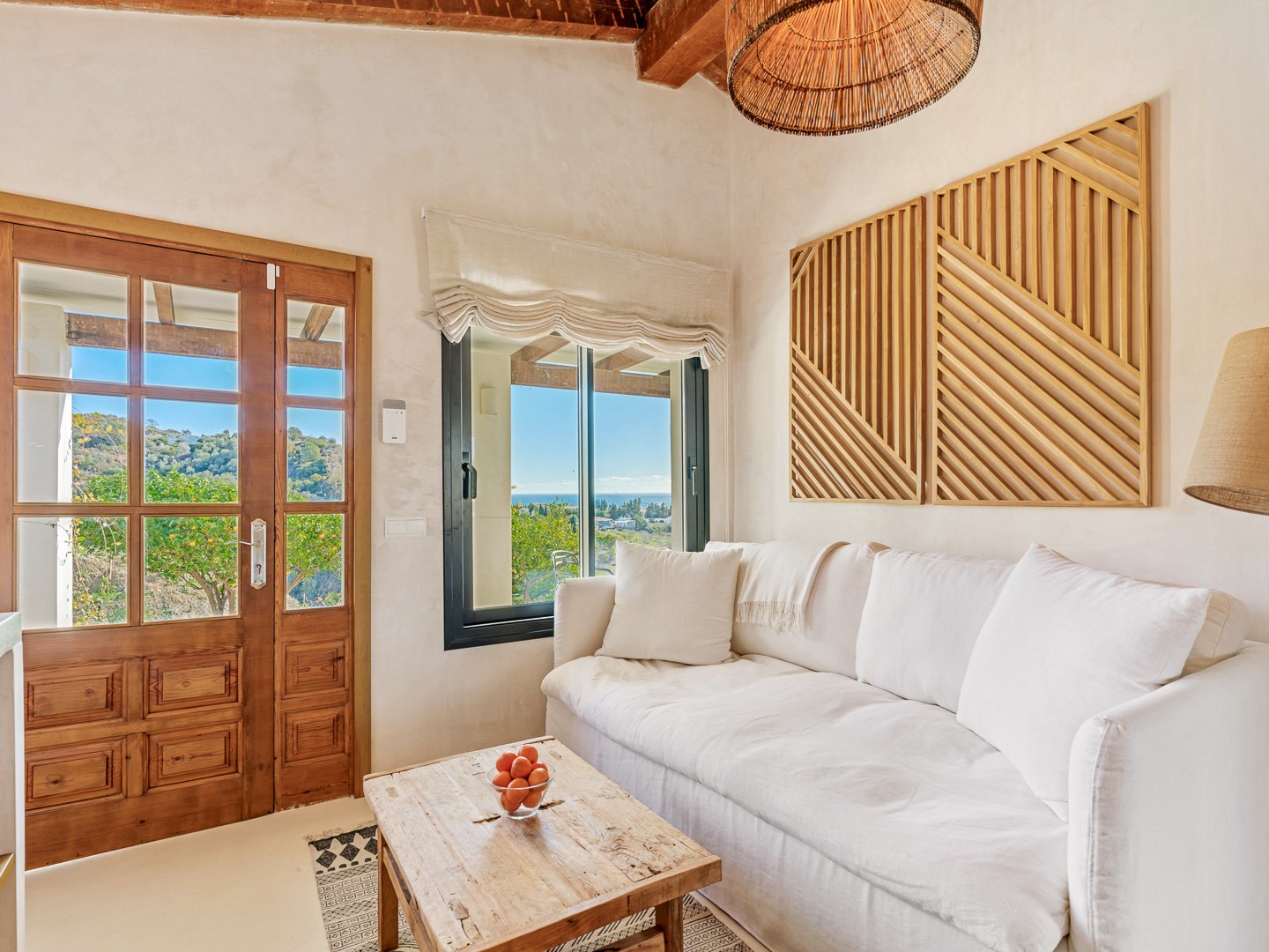 Villa andaluza-nórdica con vistas panorámicas a la Bahía de Estepona