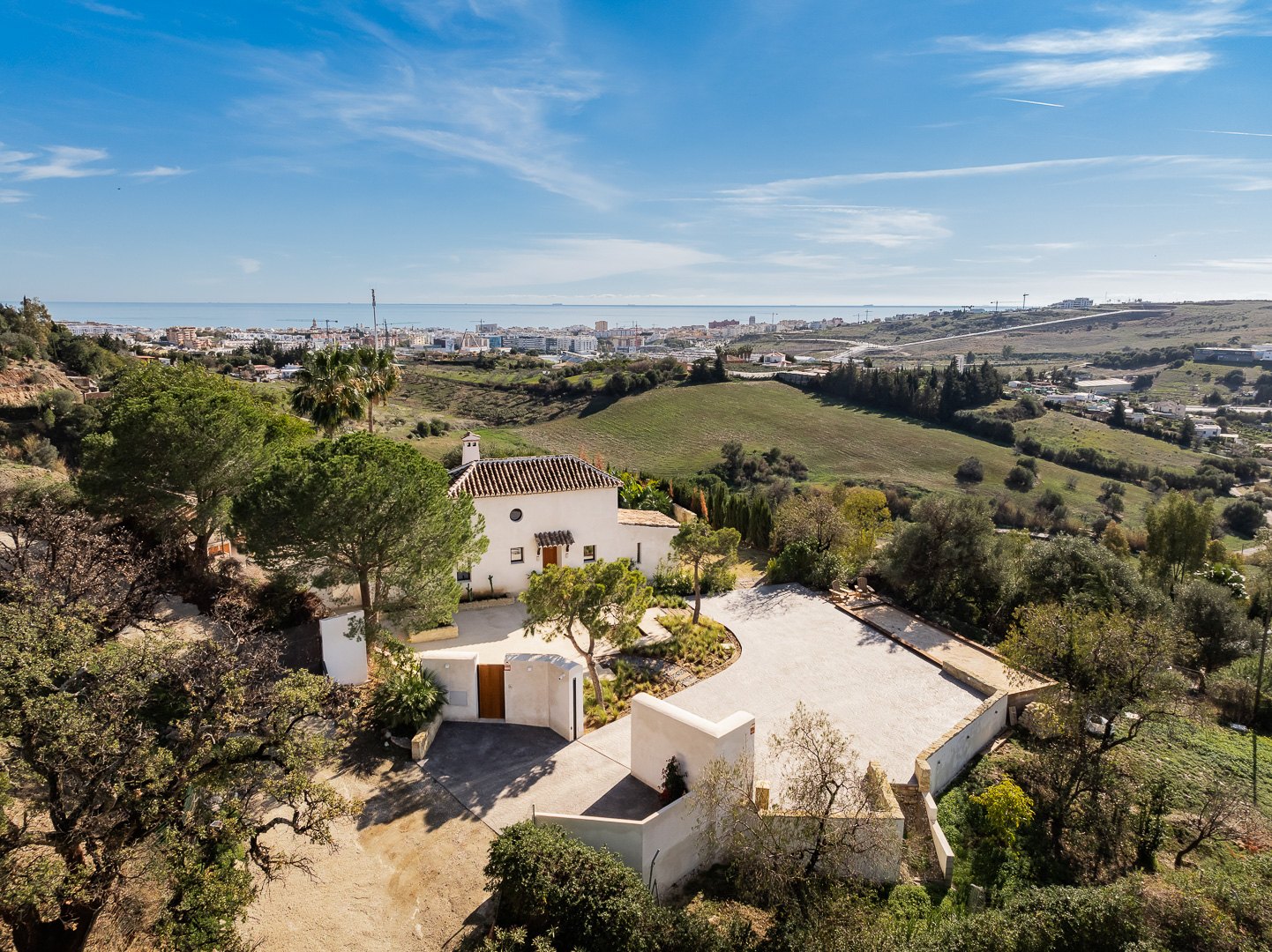 Villa andaluza-nórdica con vistas panorámicas a la Bahía de Estepona