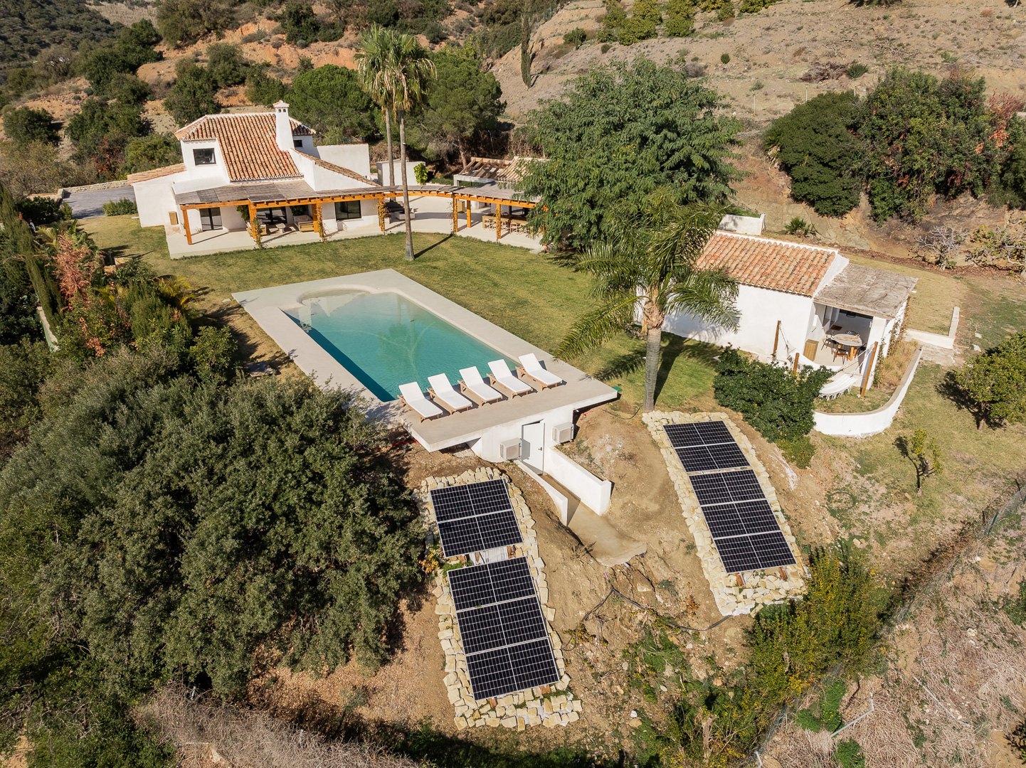 Villa andaluza-nórdica con vistas panorámicas a la Bahía de Estepona