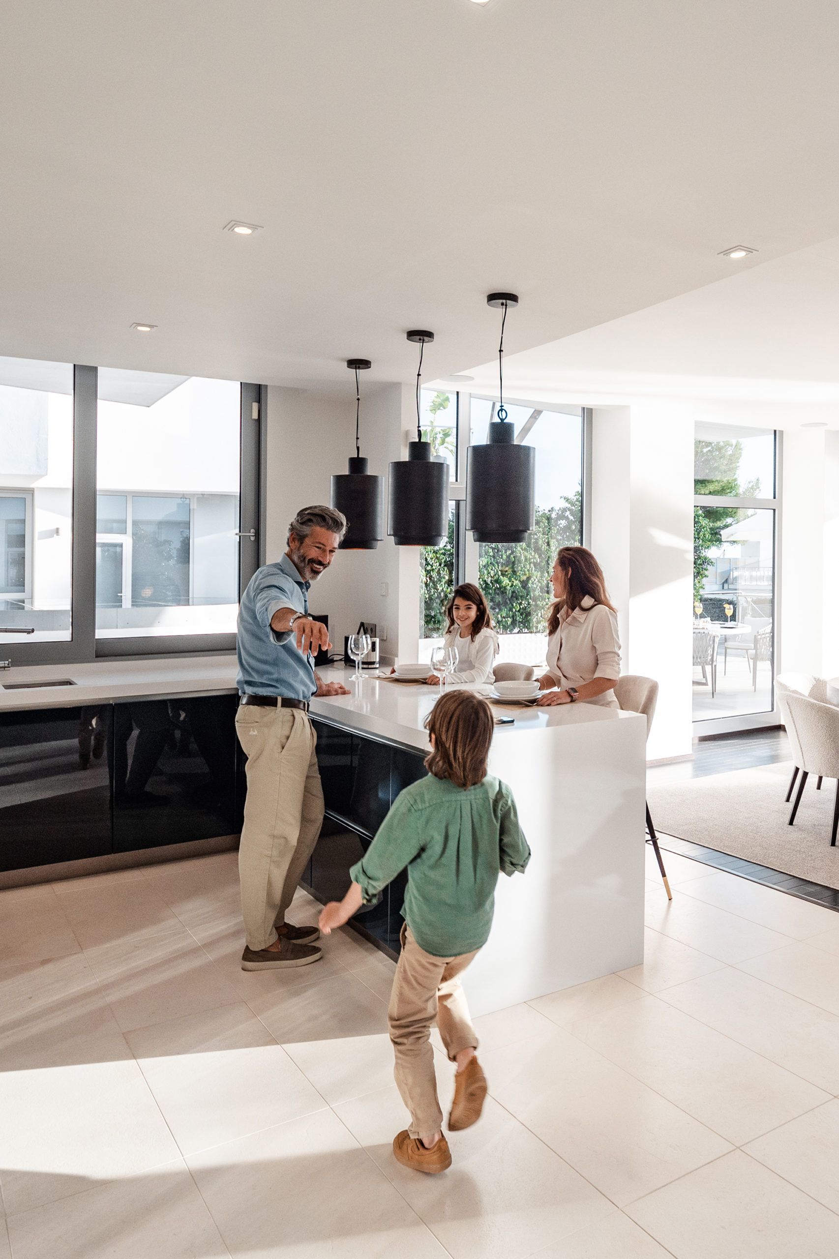 Photography of a family in a villa in Marbella-drumelia