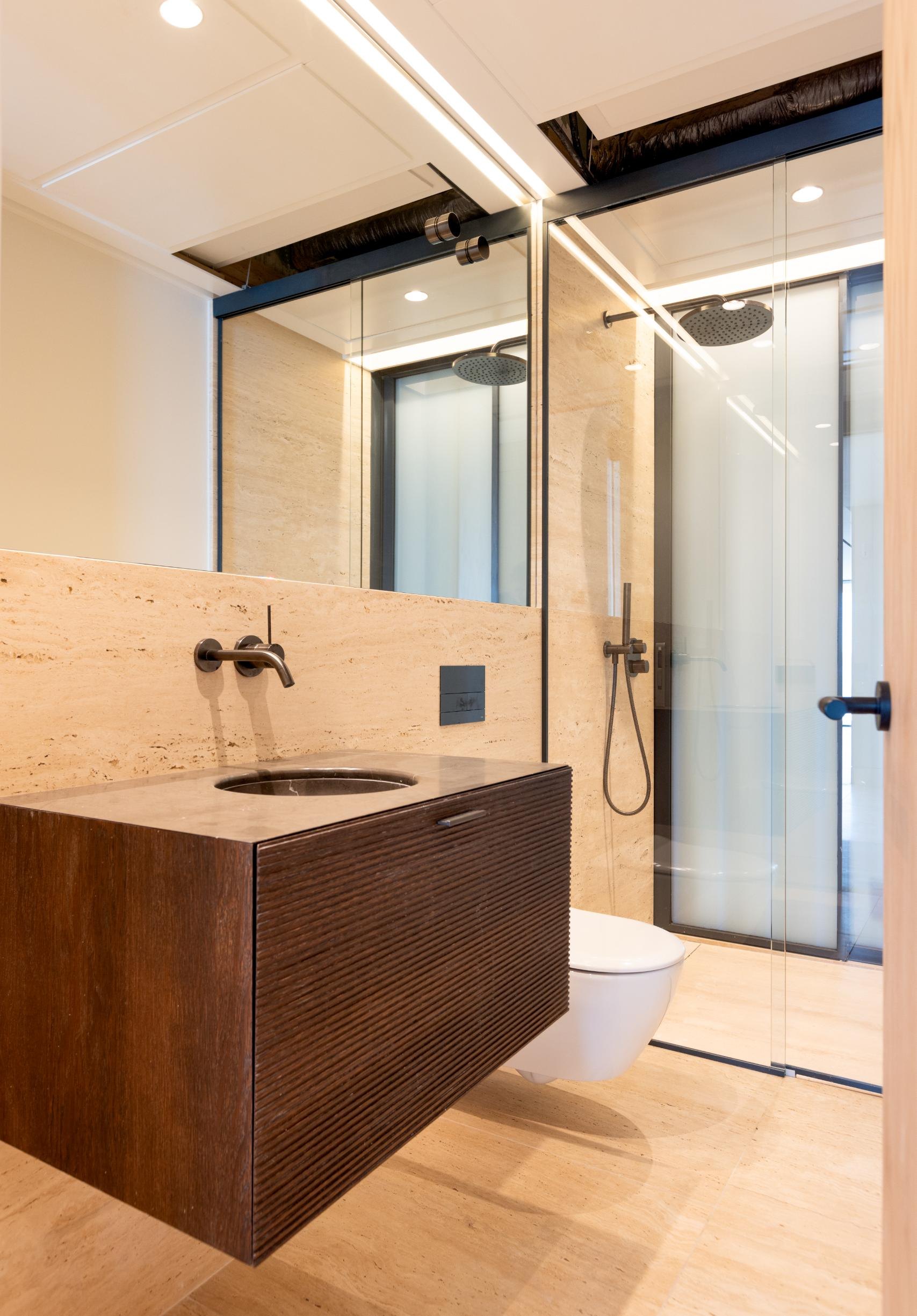 Apartamento de estilo villa, con 4 dormitorios, en primera línea de mar, Estepona