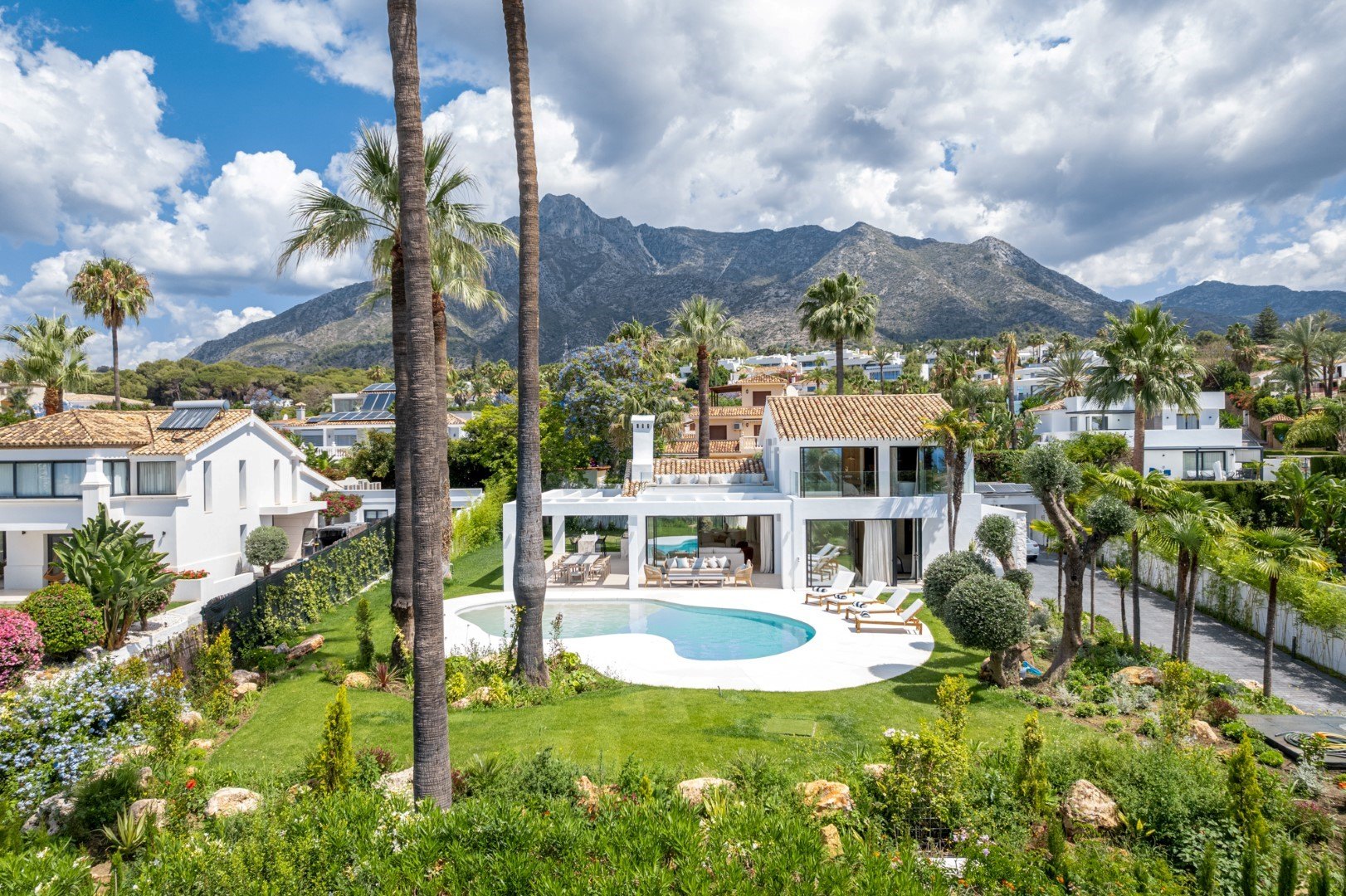 Villa CUTAR – Elegant Renovated Villa in Nagüeles, Marbella