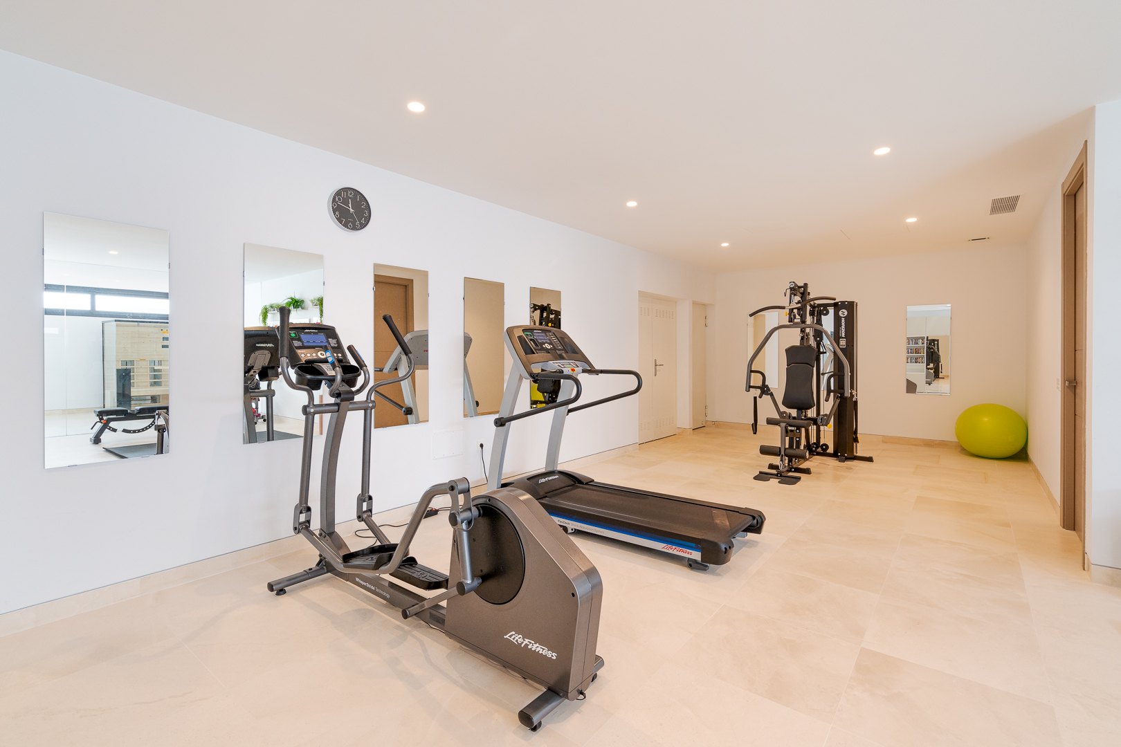 Extraordinaria villa que combina lujo, vistas inmejorables y diseño moderno contemporáneo en Alquería