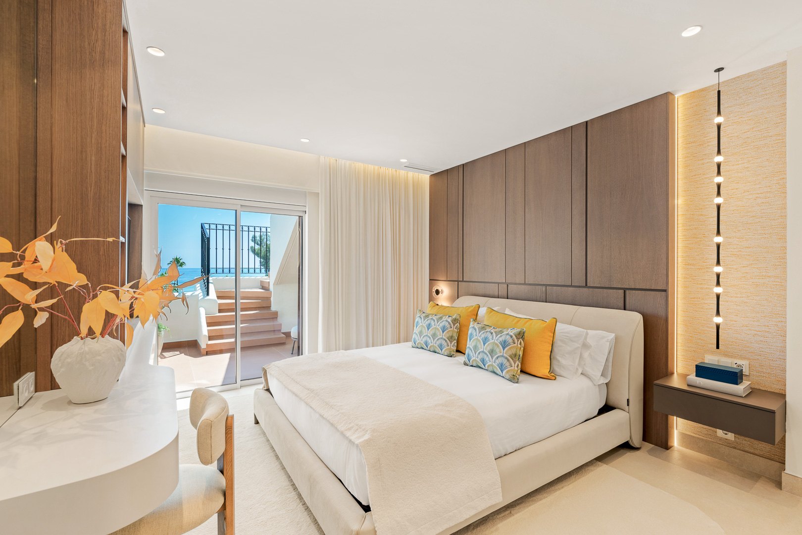 Ático contemporáneo en primera línea de playa con terraza en la azotea en Bahía del Velerín, Estepona