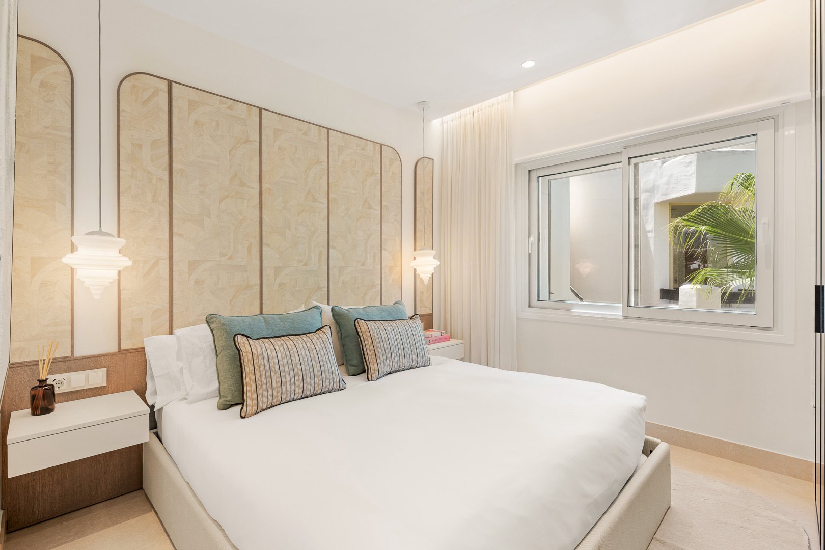 Ático contemporáneo en primera línea de playa con terraza en la azotea en Bahía del Velerín, Estepona