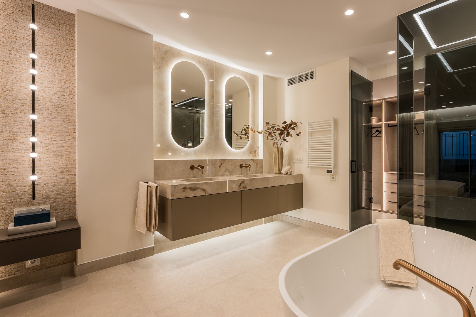 Ático contemporáneo en primera línea de playa con terraza en la azotea en Bahía del Velerín, Estepona