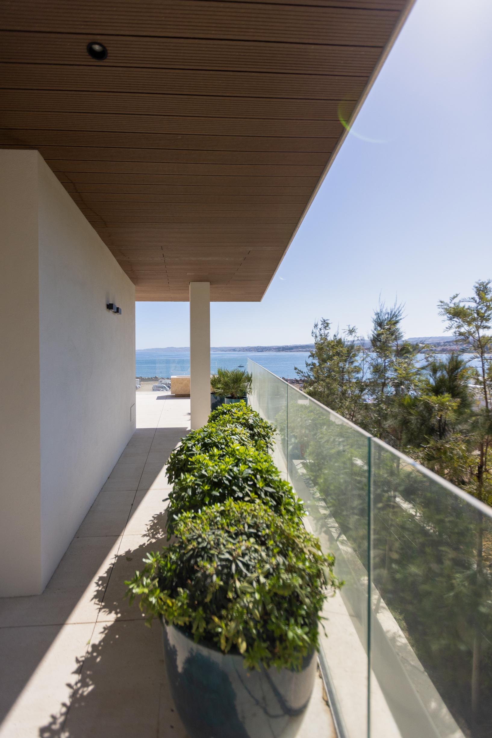 Apartamento de estilo villa, con 4 dormitorios, en primera línea de mar, Estepona